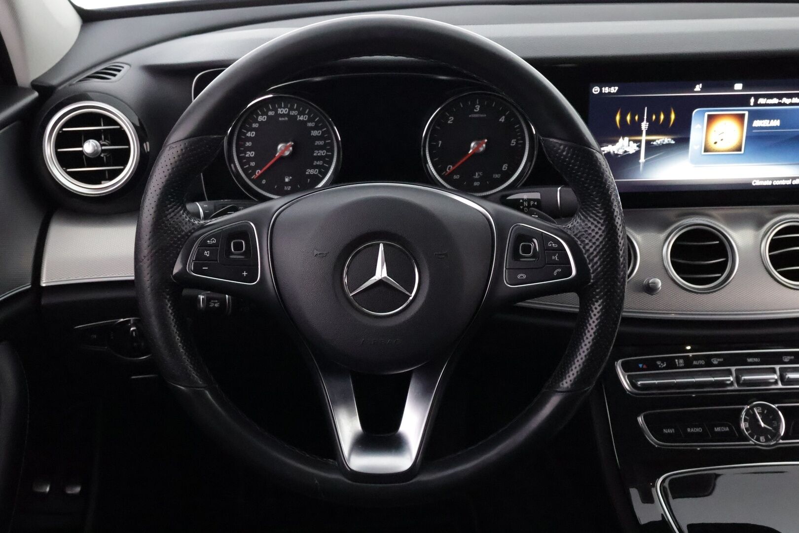 Mercedes-Benz E 2017 220 d A Premium Business * Burmester / Distronic+ / Peruutuskamera / Koukku / Comand Navi / Puolinahkasisusta - LED High Performance / Sähköluukku / Juuri saapunut Tampereelle!