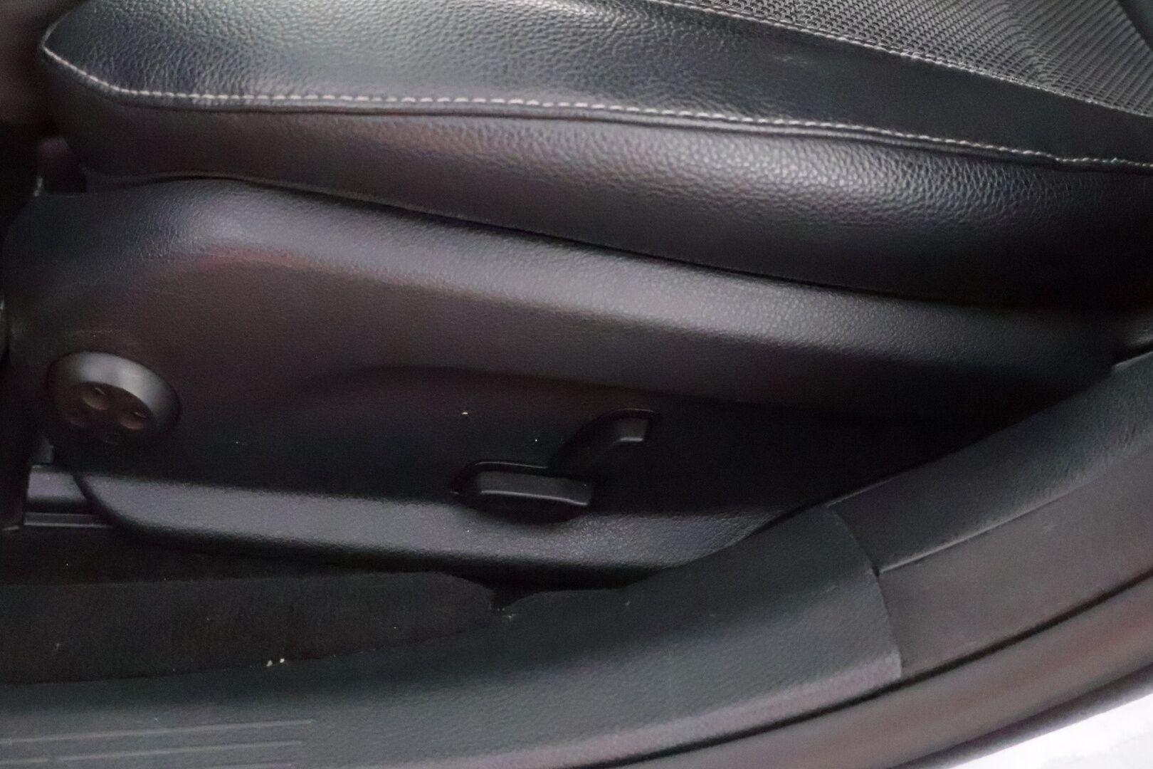 Mercedes-Benz E 2017 220 d A Premium Business * Burmester / Distronic+ / Peruutuskamera / Koukku / Comand Navi / Puolinahkasisusta - LED High Performance / Sähköluukku / Juuri saapunut Tampereelle!