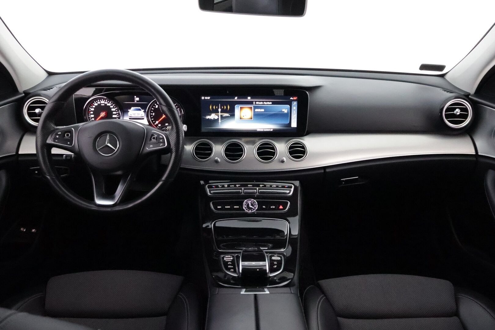 Mercedes-Benz E 2017 220 d A Premium Business * Burmester / Distronic+ / Peruutuskamera / Koukku / Comand Navi / Puolinahkasisusta - LED High Performance / Sähköluukku / Juuri saapunut Tampereelle!