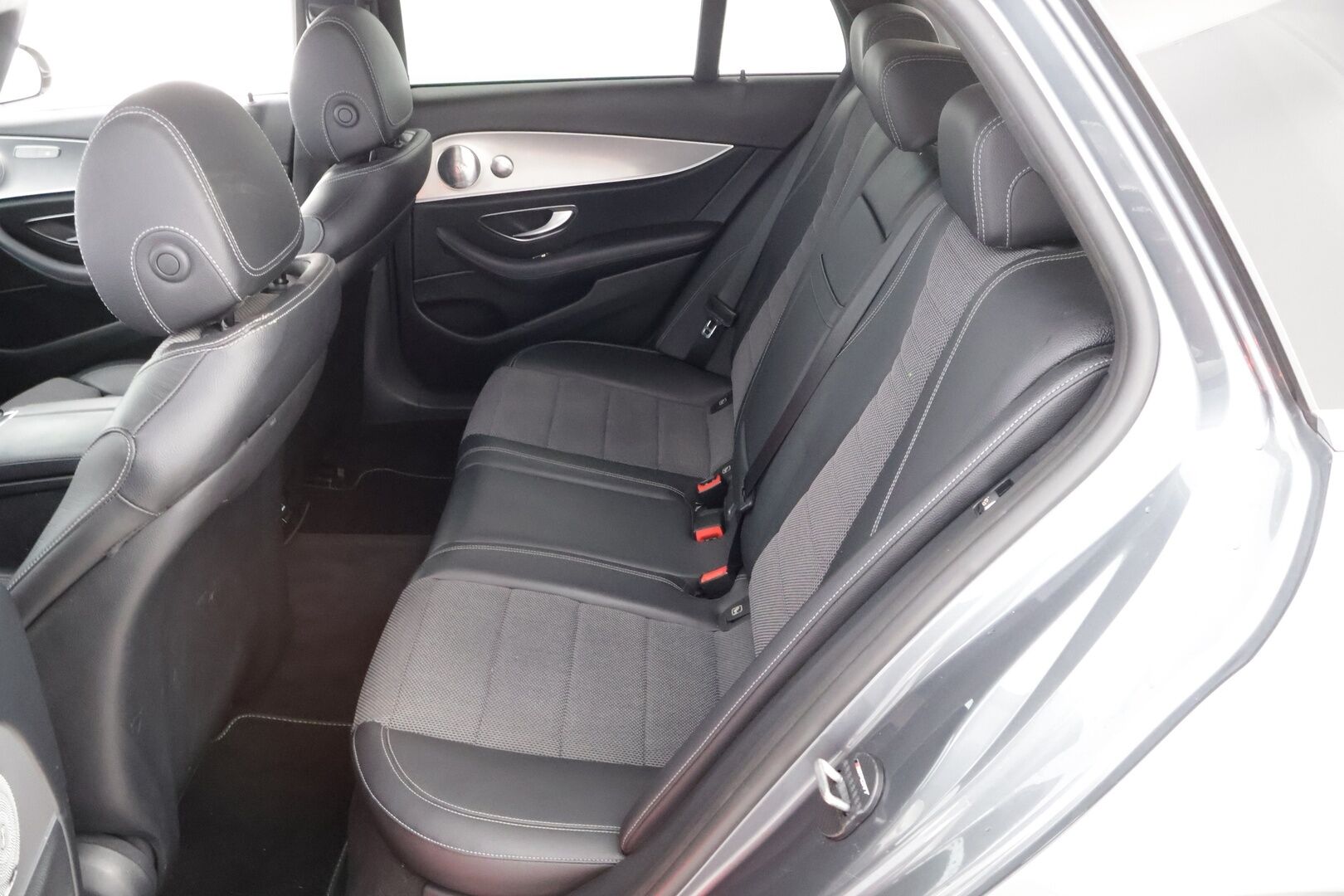 Mercedes-Benz E 2017 220 d A Premium Business * Burmester / Distronic+ / Peruutuskamera / Koukku / Comand Navi / Puolinahkasisusta - LED High Performance / Sähköluukku / Juuri saapunut Tampereelle!