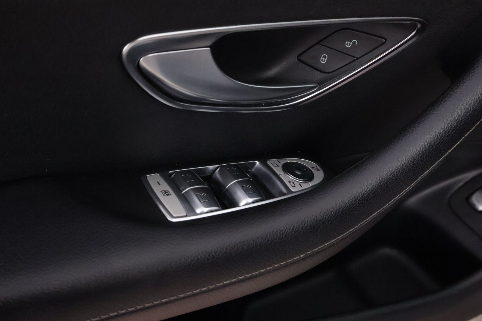 Mercedes-Benz E 2017 220 d A Premium Business * Burmester / Distronic+ / Peruutuskamera / Koukku / Comand Navi / Puolinahkasisusta - LED High Performance / Sähköluukku / Juuri saapunut Tampereelle!