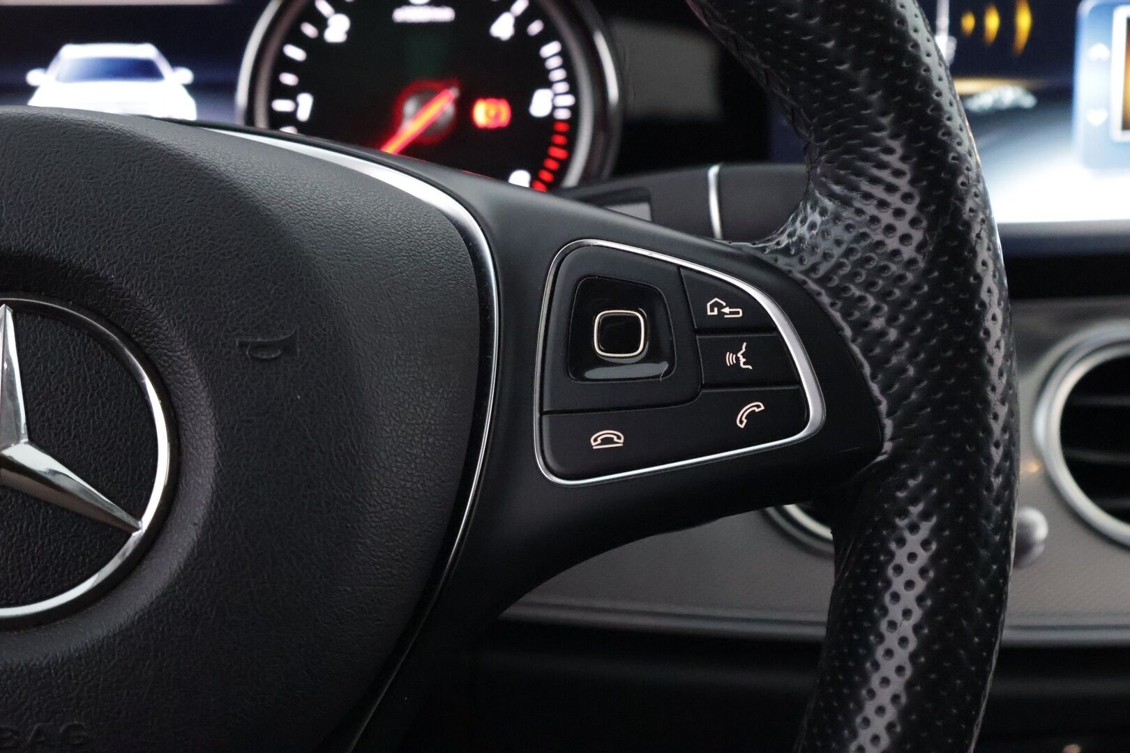 Mercedes-Benz E 2017 220 d A Premium Business * Burmester / Distronic+ / Peruutuskamera / Koukku / Comand Navi / Puolinahkasisusta - LED High Performance / Sähköluukku / Juuri saapunut Tampereelle!