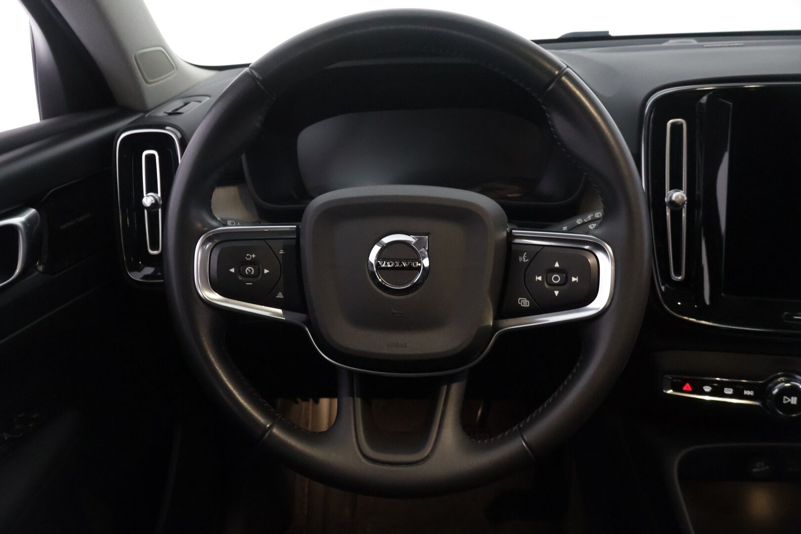 Volvo XC40 2021 T5 TwE Business Inscription aut - 2.om Suomi-auto | Juuri katsastettu | Merkkihuollettu | Adapt. vakkari | Pilot Assist | Harman/Kardon | BLIS | P.kamera | Nahkasisusta | 2x renkaat
