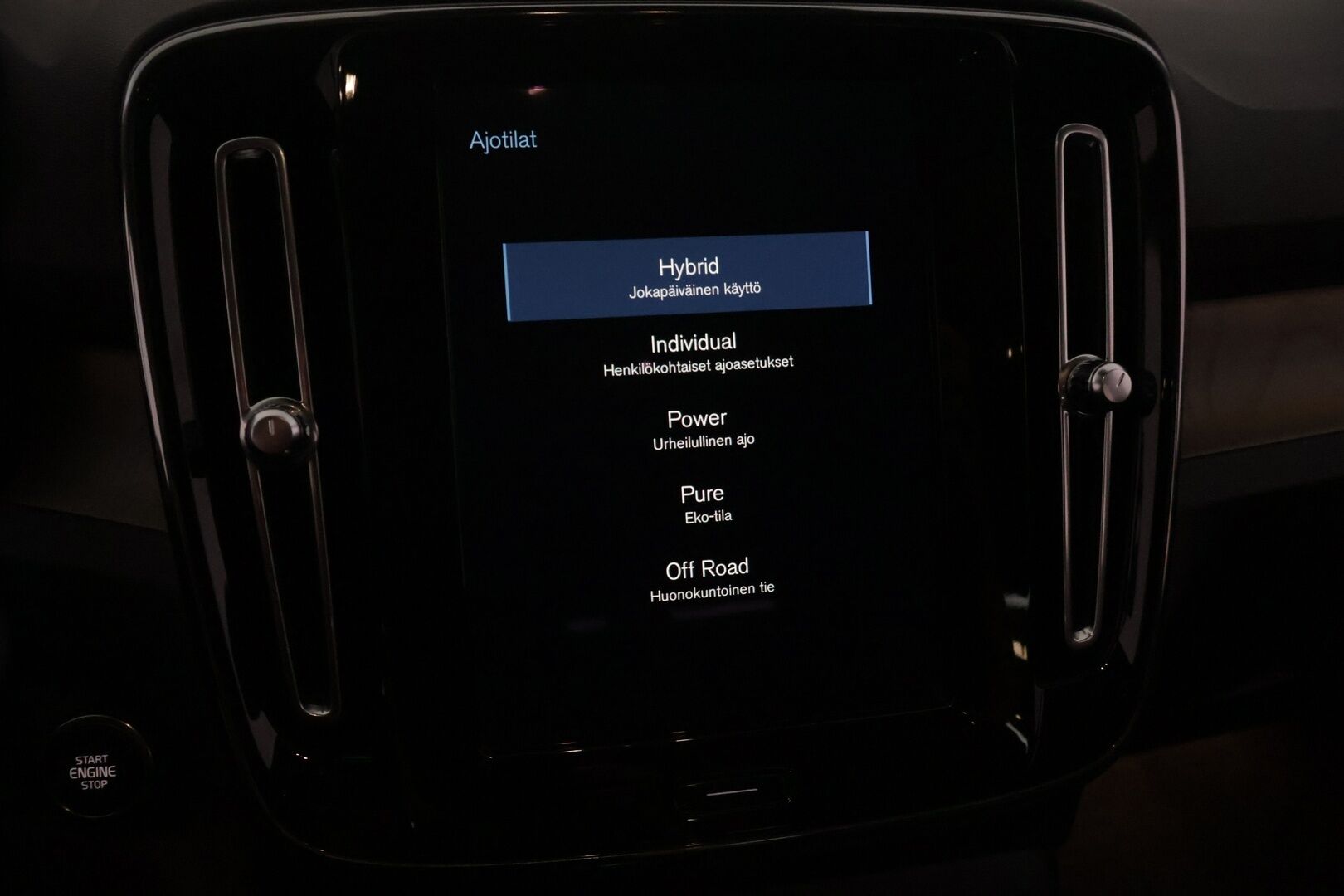 Volvo XC40 2021 T5 TwE Business Inscription aut - 2.om Suomi-auto | Juuri katsastettu | Merkkihuollettu | Adapt. vakkari | Pilot Assist | Harman/Kardon | BLIS | P.kamera | Nahkasisusta | 2x renkaat