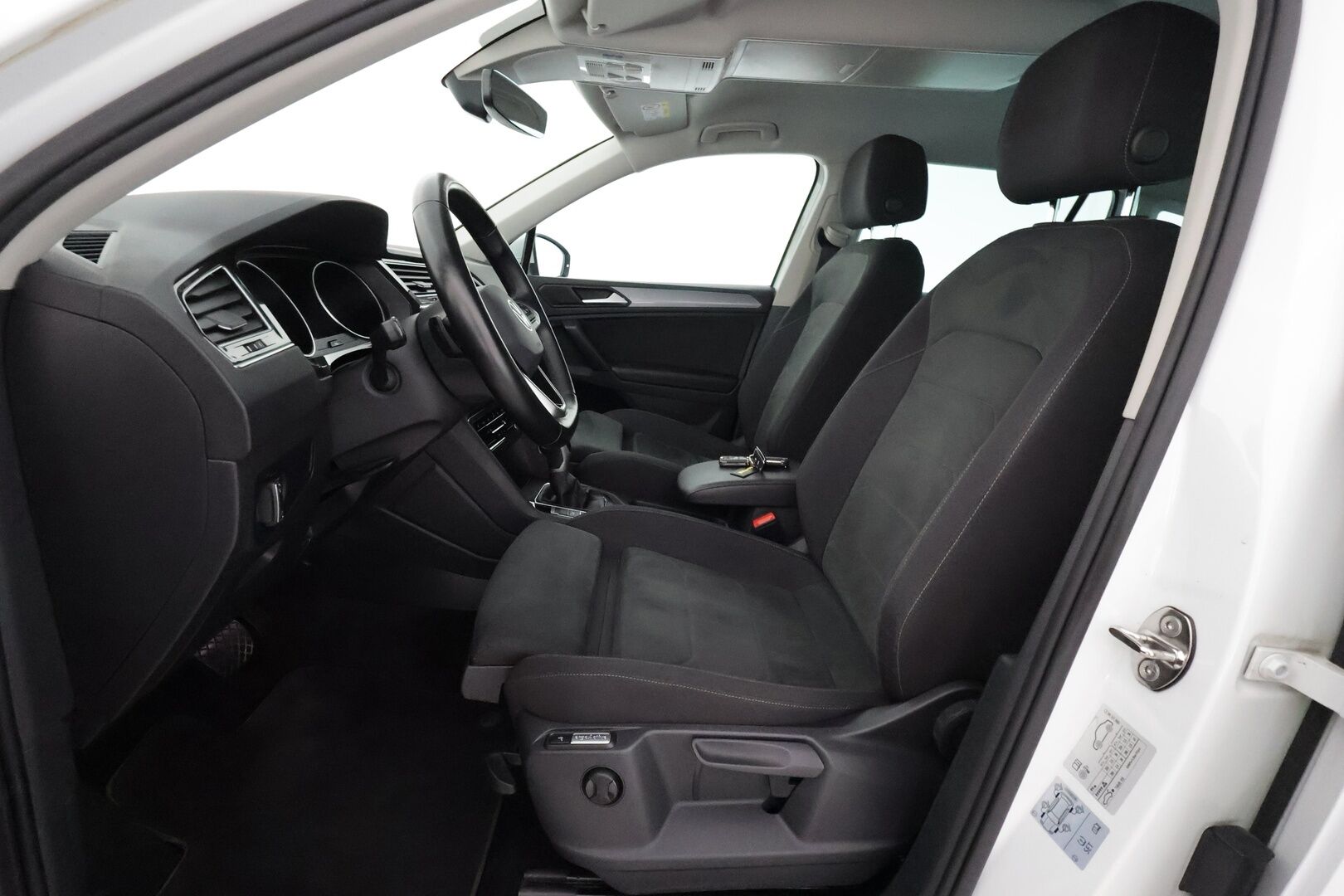 Volkswagen Tiguan 2021 1,5 TSI 110 kW DSG-automaatti **1.Om Suomi-auto / Webasto / Koukku / Adapt.Vakkari / P.Kamera / Sporttipenkit** - LED-valot / Navi / Kaistavahti / 3-Alueinen AC / KeylessGO / 2x Renkaat