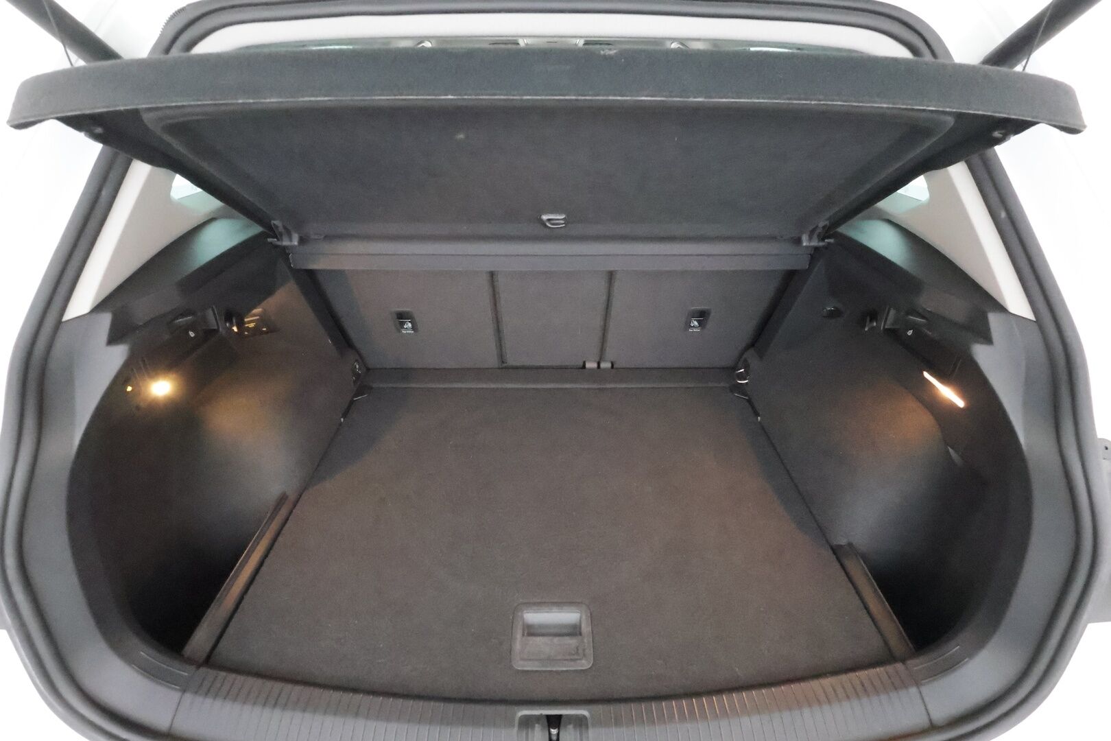 Volkswagen Tiguan 2021 1,5 TSI 110 kW DSG-automaatti **1.Om Suomi-auto / Webasto / Koukku / Adapt.Vakkari / P.Kamera / Sporttipenkit** - LED-valot / Navi / Kaistavahti / 3-Alueinen AC / KeylessGO / 2x Renkaat