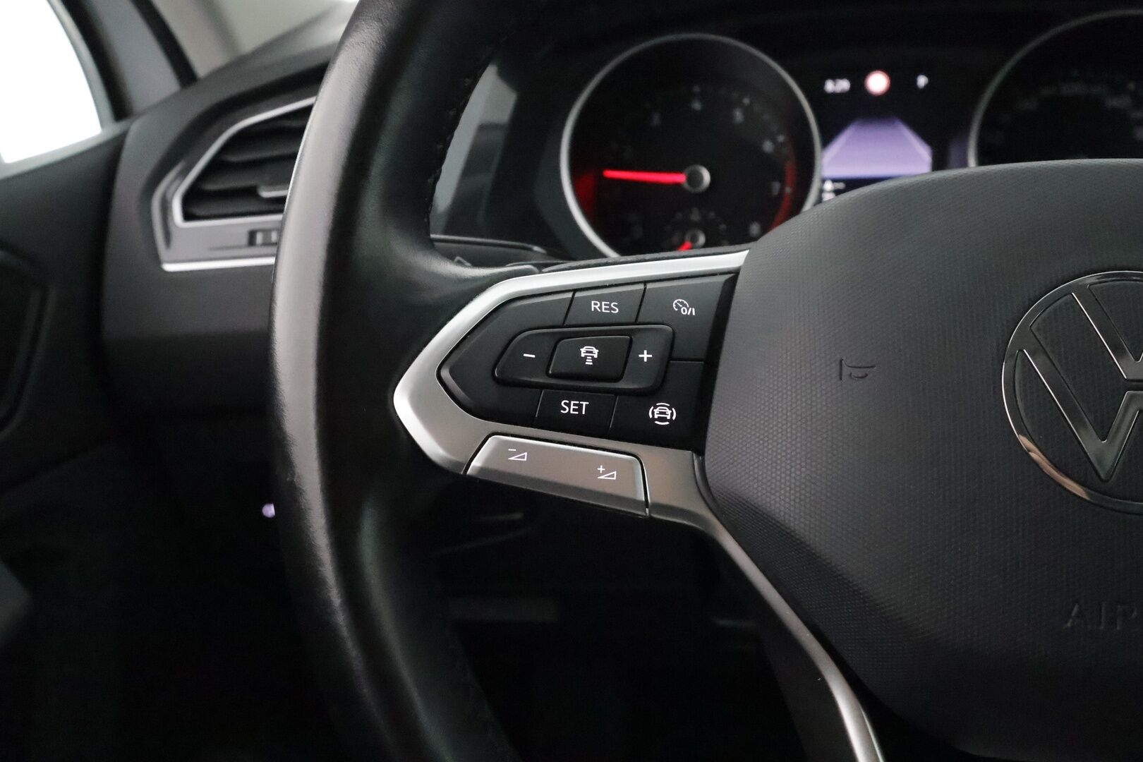 Volkswagen Tiguan 2021 1,5 TSI 110 kW DSG-automaatti **1.Om Suomi-auto / Webasto / Koukku / Adapt.Vakkari / P.Kamera / Sporttipenkit** - LED-valot / Navi / Kaistavahti / 3-Alueinen AC / KeylessGO / 2x Renkaat