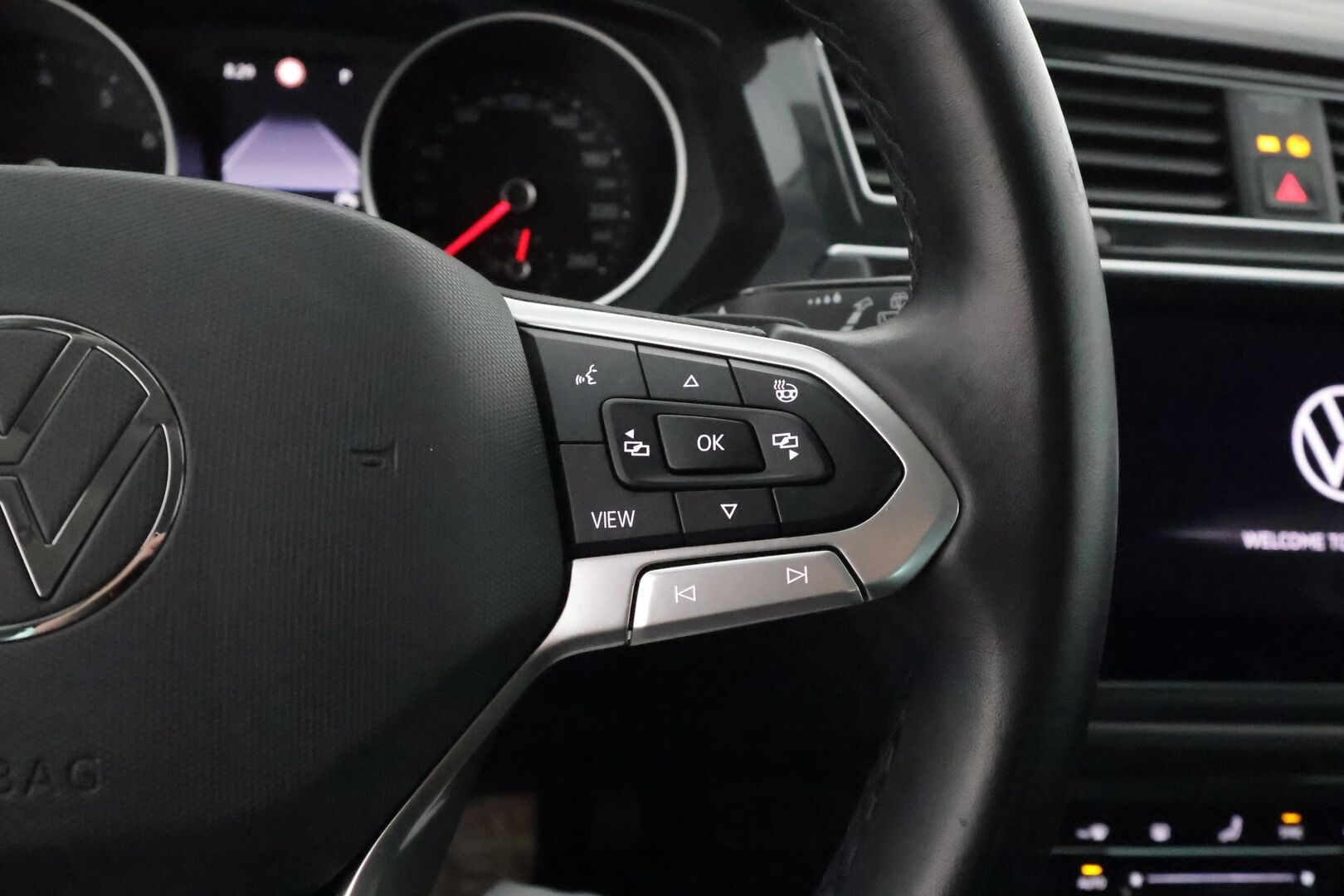 Volkswagen Tiguan 2021 1,5 TSI 110 kW DSG-automaatti **1.Om Suomi-auto / Webasto / Koukku / Adapt.Vakkari / P.Kamera / Sporttipenkit** - LED-valot / Navi / Kaistavahti / 3-Alueinen AC / KeylessGO / 2x Renkaat