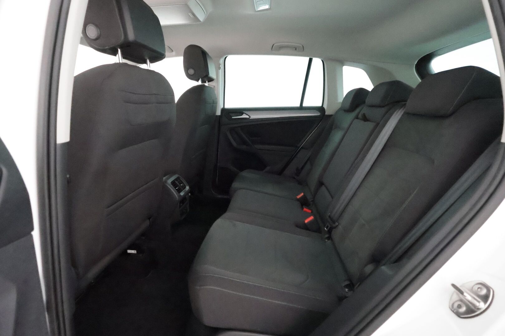 Volkswagen Tiguan 2021 1,5 TSI 110 kW DSG-automaatti **1.Om Suomi-auto / Webasto / Koukku / Adapt.Vakkari / P.Kamera / Sporttipenkit** - LED-valot / Navi / Kaistavahti / 3-Alueinen AC / KeylessGO / 2x Renkaat