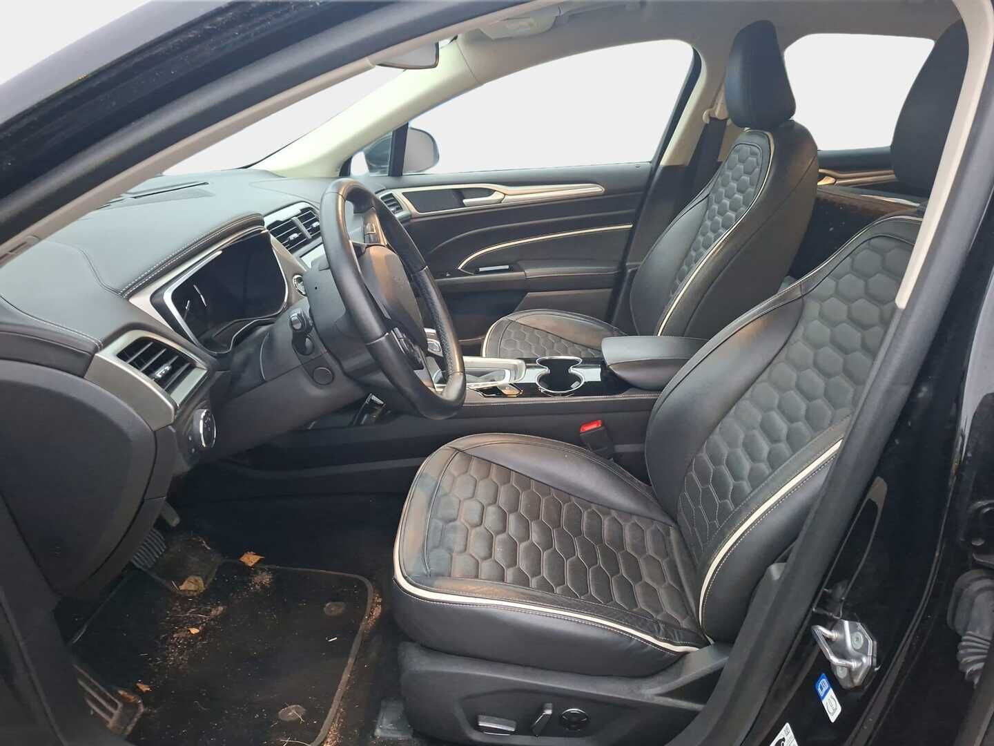 FORD Mondeo 2018 2,0 187hv Hybrid eCVT Vignale HEV 4-ovinen - Navi | Vakkari | Nahat | Hierovat & tuuletetut etuistuimet | Keyless Go | Lohkolämmitin | BLIS | Bluetooth | Ambient | LED | - KORKO VAIN 3,99 %
