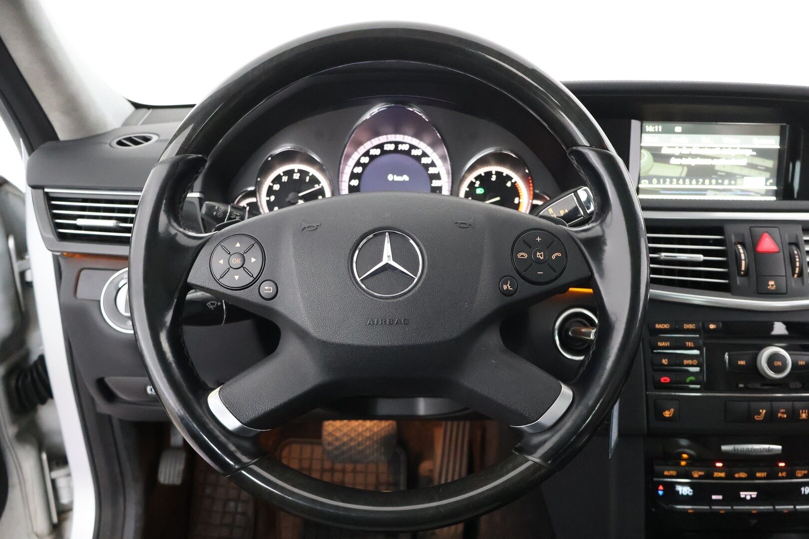 Mercedes-Benz E 2009 E 350 BLUETEC Sedan (AA) 4ov 2987cm3 A | YritysOutlet - Myydään vain yrityksille - Webasto | Distronic+ | Panorama | BLIS | Airmatic | Ortoped penkit | 12kk leima |YritysOutlet - Myydään vain yrityksille