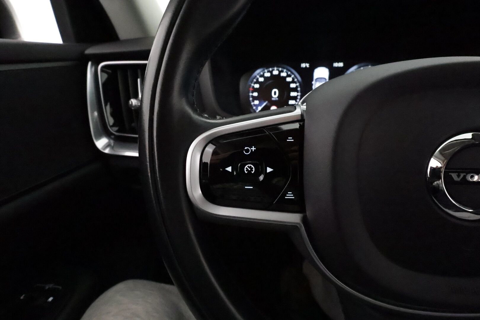 Volvo V60 2021 B3 MHEV Business aut **Webasto / Koukku / ACC / Full-LED / P.kamera / Navi / Kaistavahti / KeylessGO** - Suomi-auto / Kahdet Renkaat / Merkkihuollettu!