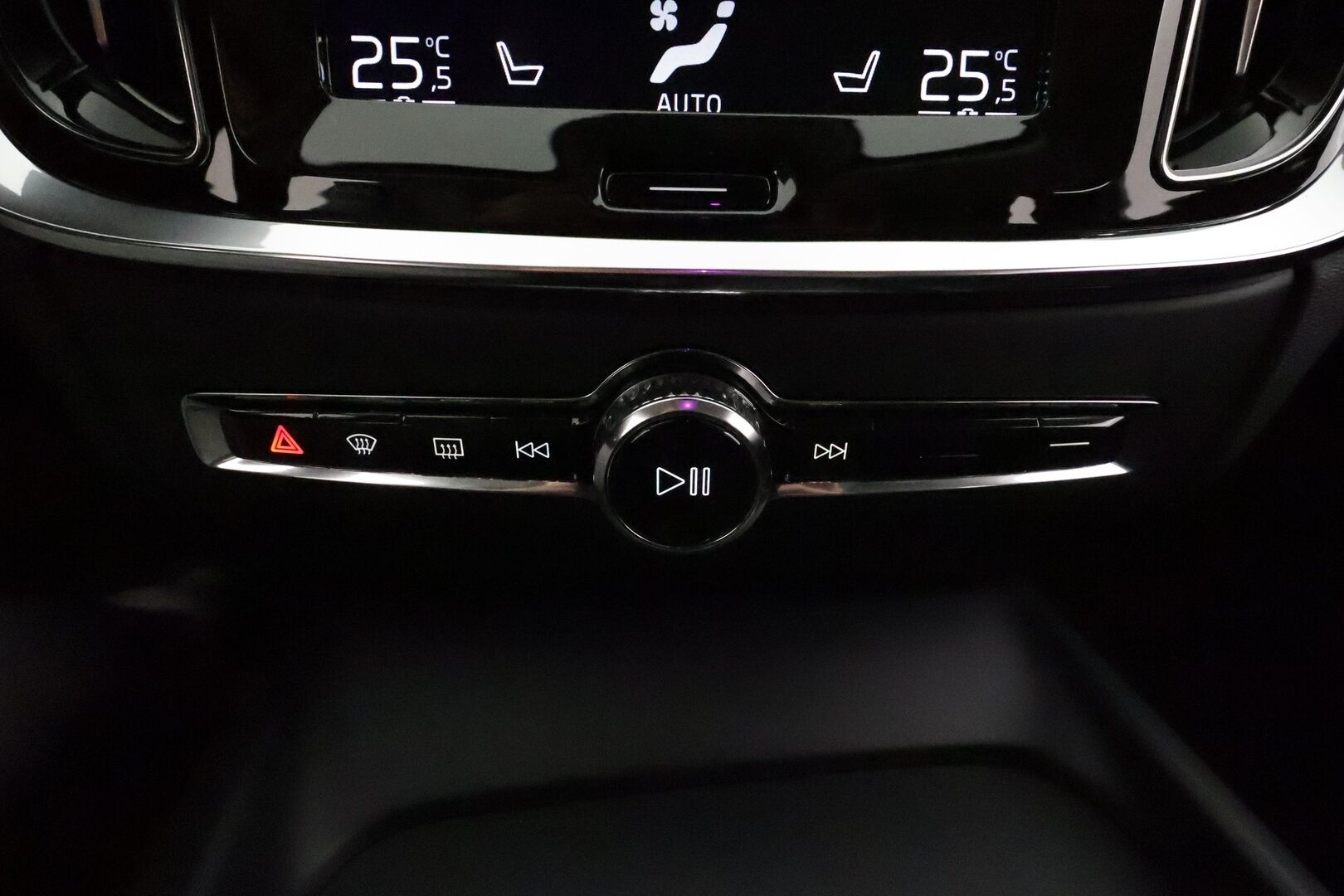 Volvo V60 2021 B3 MHEV Business aut **Webasto / Koukku / ACC / Full-LED / P.kamera / Navi / Kaistavahti / KeylessGO** - Suomi-auto / Kahdet Renkaat / Merkkihuollettu!