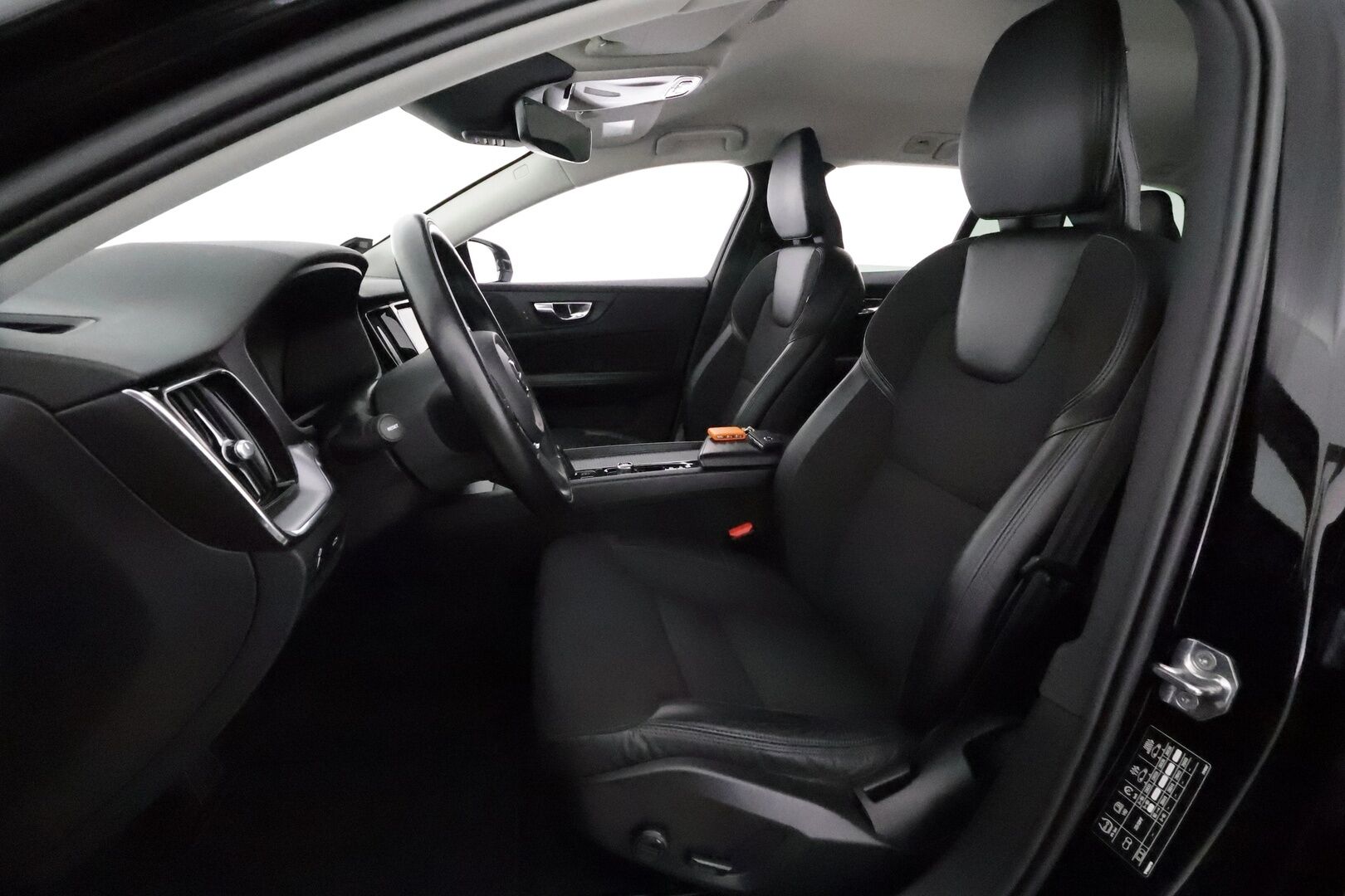 Volvo V60 2021 B3 MHEV Business aut **Webasto / Koukku / ACC / Full-LED / P.kamera / Navi / Kaistavahti / KeylessGO** - Suomi-auto / Kahdet Renkaat / Merkkihuollettu!