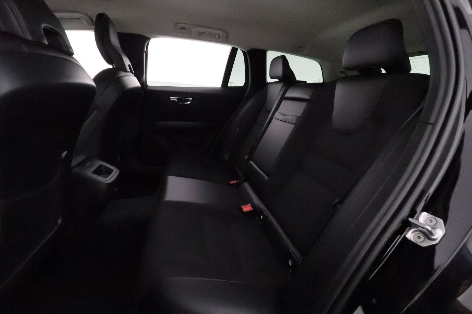 Volvo V60 2021 B3 MHEV Business aut **Webasto / Koukku / ACC / Full-LED / P.kamera / Navi / Kaistavahti / KeylessGO** - Suomi-auto / Kahdet Renkaat / Merkkihuollettu!