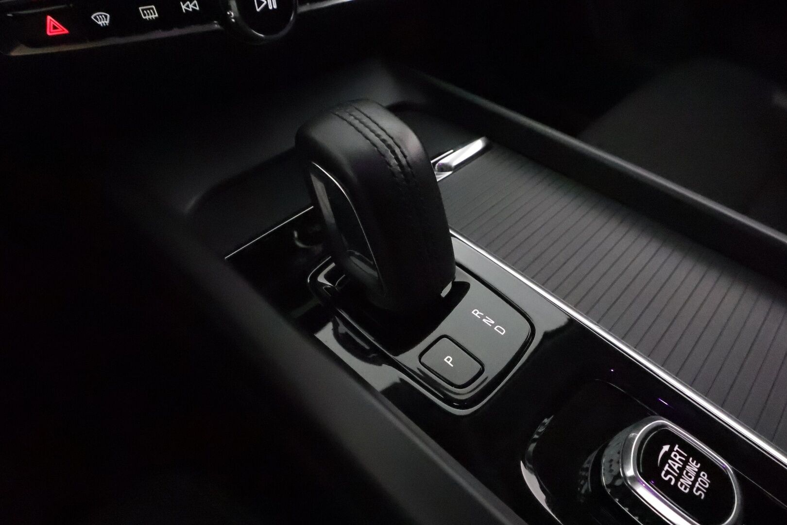 Volvo V60 2021 B3 MHEV Business aut **Webasto / Koukku / ACC / Full-LED / P.kamera / Navi / Kaistavahti / KeylessGO** - Suomi-auto / Kahdet Renkaat / Merkkihuollettu!