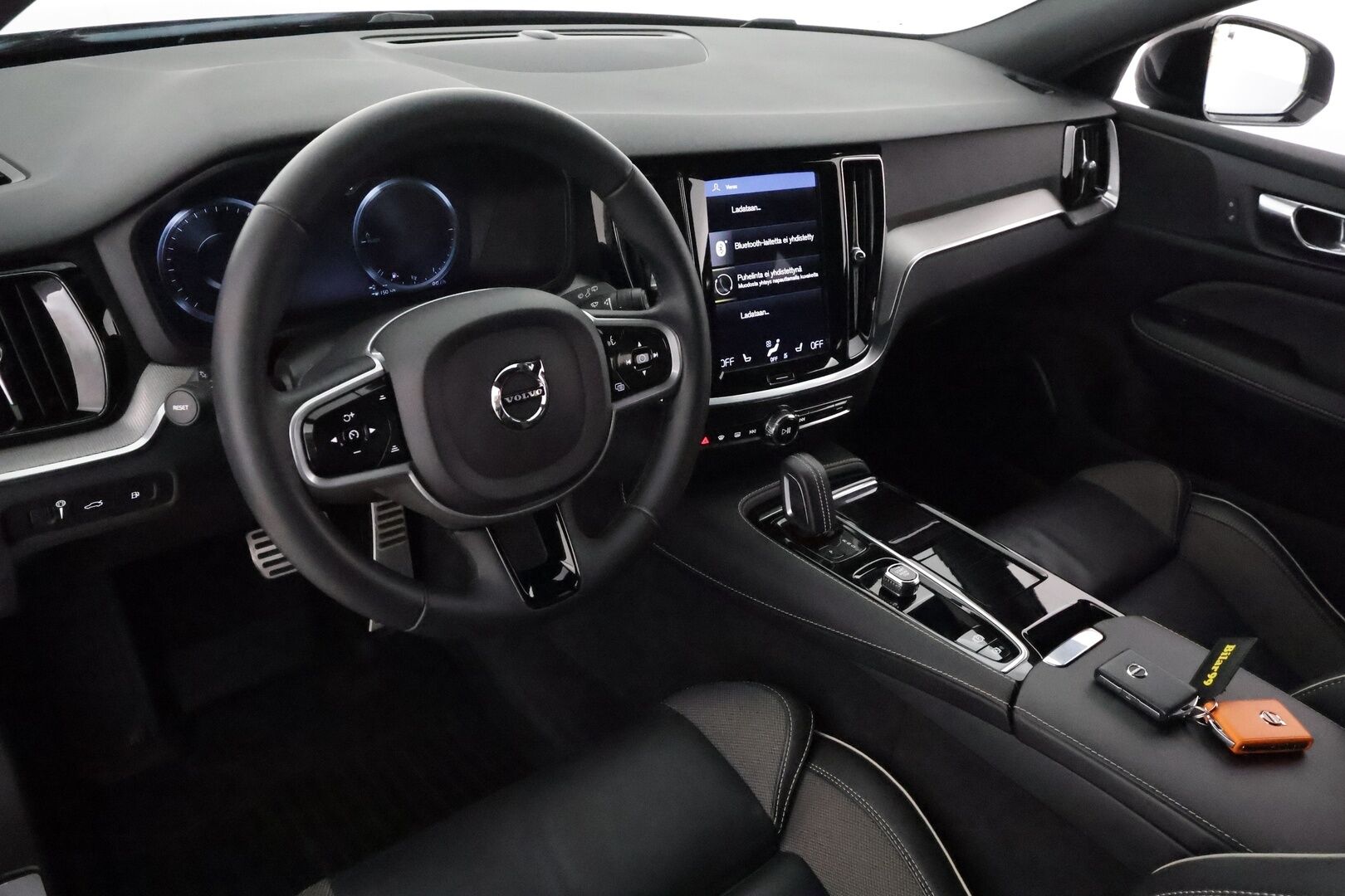 Volvo V60 2022 T8 TwE AWD Business R-Design aut **Adapt.Vakkari / Webasto / P.Kamera / Sporttipenkki Muistilla / LED-valot** - 3,99 % KORKOTARJOUS TÄHÄN AUTOON - 31.5. ASTI! - 1.Om Suomi-auto / Navi / Kaistavahti / KeylessGO / 2x Renkaat