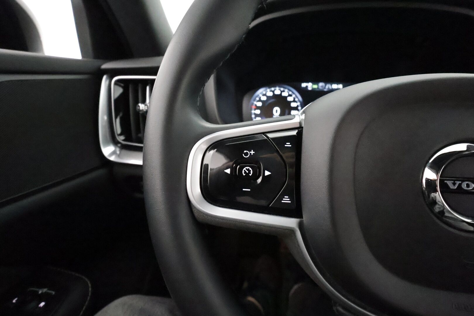 Volvo V60 2022 T8 TwE AWD Business R-Design aut **Adapt.Vakkari / Webasto / P.Kamera / Sporttipenkki Muistilla / LED-valot** - 3,99 % KORKOTARJOUS TÄHÄN AUTOON - 31.5. ASTI! - 1.Om Suomi-auto / Navi / Kaistavahti / KeylessGO / 2x Renkaat