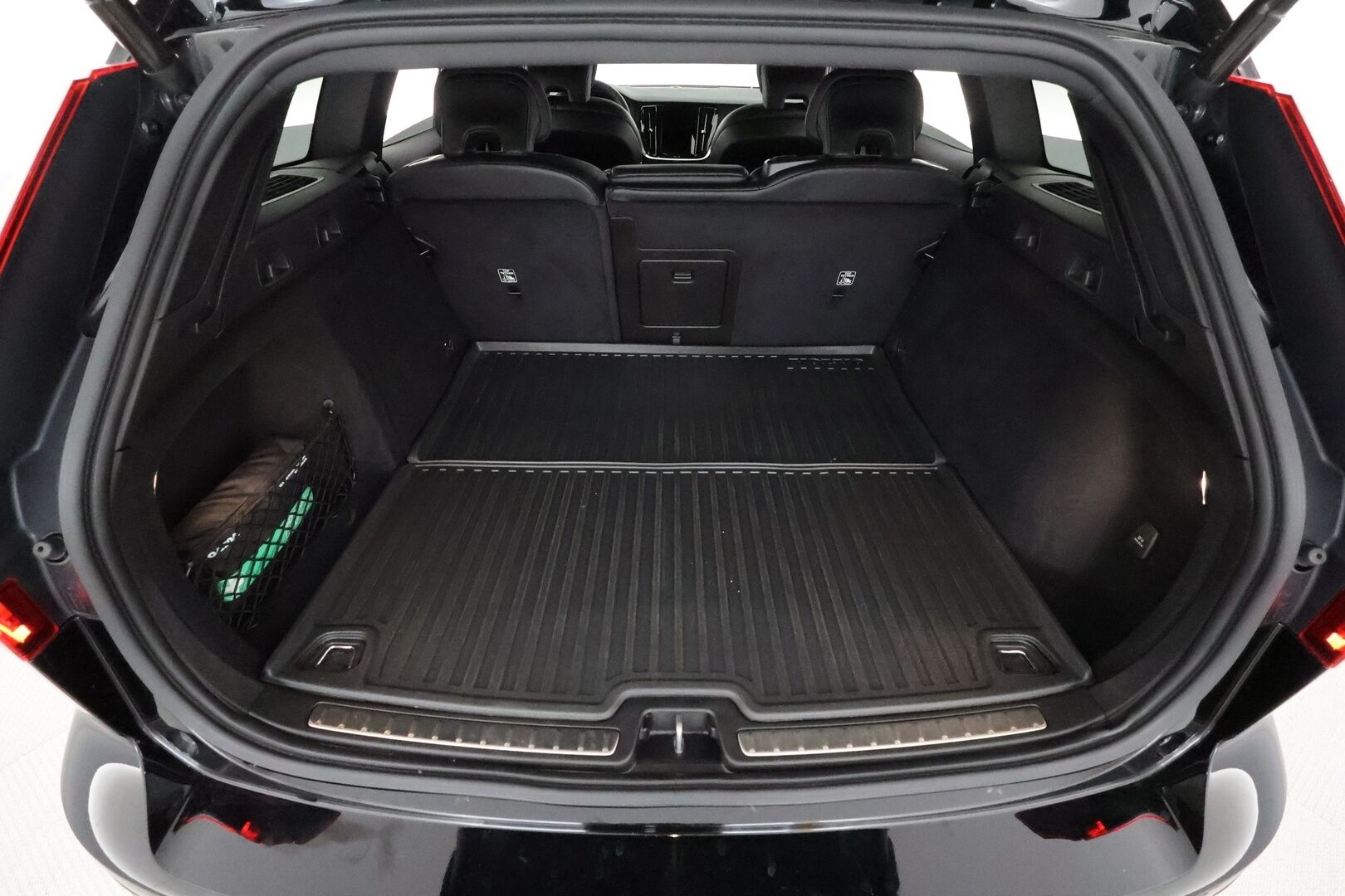 Volvo V60 2022 T8 TwE AWD Business R-Design aut **Adapt.Vakkari / Webasto / P.Kamera / Sporttipenkki Muistilla / LED-valot** - 3,99 % KORKOTARJOUS TÄHÄN AUTOON - 31.5. ASTI! - 1.Om Suomi-auto / Navi / Kaistavahti / KeylessGO / 2x Renkaat
