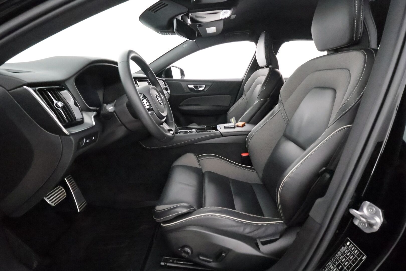 Volvo V60 2022 T8 TwE AWD Business R-Design aut **Adapt.Vakkari / Webasto / P.Kamera / Sporttipenkki Muistilla / LED-valot** - 3,99 % KORKOTARJOUS TÄHÄN AUTOON - 31.5. ASTI! - 1.Om Suomi-auto / Navi / Kaistavahti / KeylessGO / 2x Renkaat