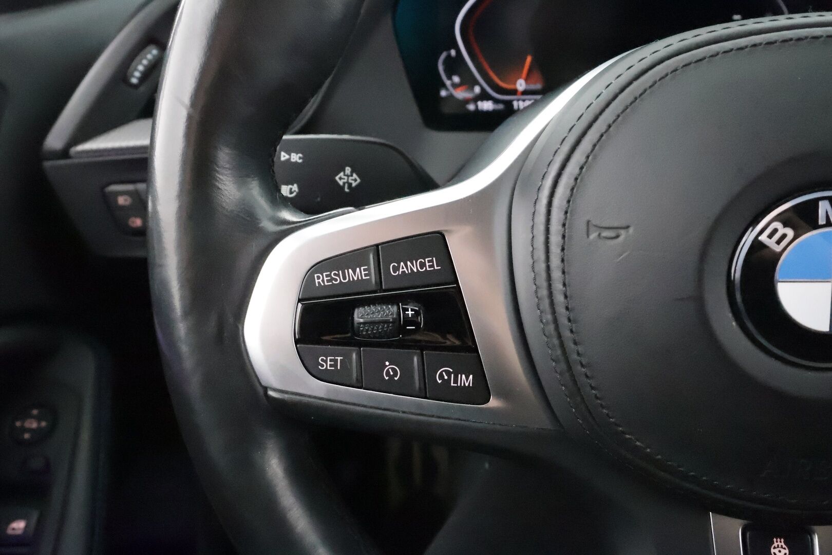 BMW 118 2022 F40 Hatchback 118i A Business M Sport * Vakkari / LED / Hifit / Sporttipenkit / P.Tutkat / Apple&Android * - Suomi-auto / Merkkihuollettu / Kahdet Renkaat - HULLUT AVAJAISHULINAT KORKOTARJOUS 3,29 %