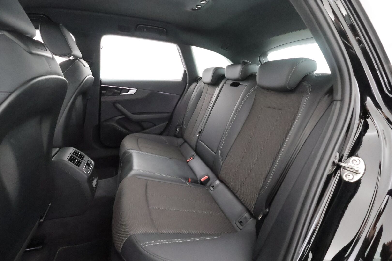Audi A4 2021 Avant Business 40 TFSI 150 kW MHEV quattro S tronic - | ACC | Koukku | Webasto | S-Line sisäpaketti | Matrix | Puolinahat | Sporttipenkit | Active Lane Assist | P.kamera | Keyless | 2x renkaat aluin |