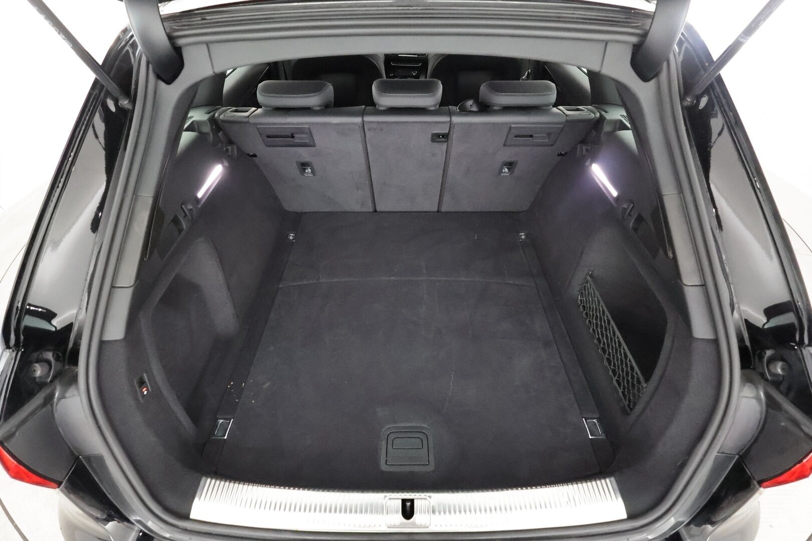 Audi A4 2021 Avant Business 40 TFSI 150 kW MHEV quattro S tronic - | ACC | Koukku | Webasto | S-Line sisäpaketti | Matrix | Puolinahat | Sporttipenkit | Active Lane Assist | P.kamera | Keyless | 2x renkaat aluin |
