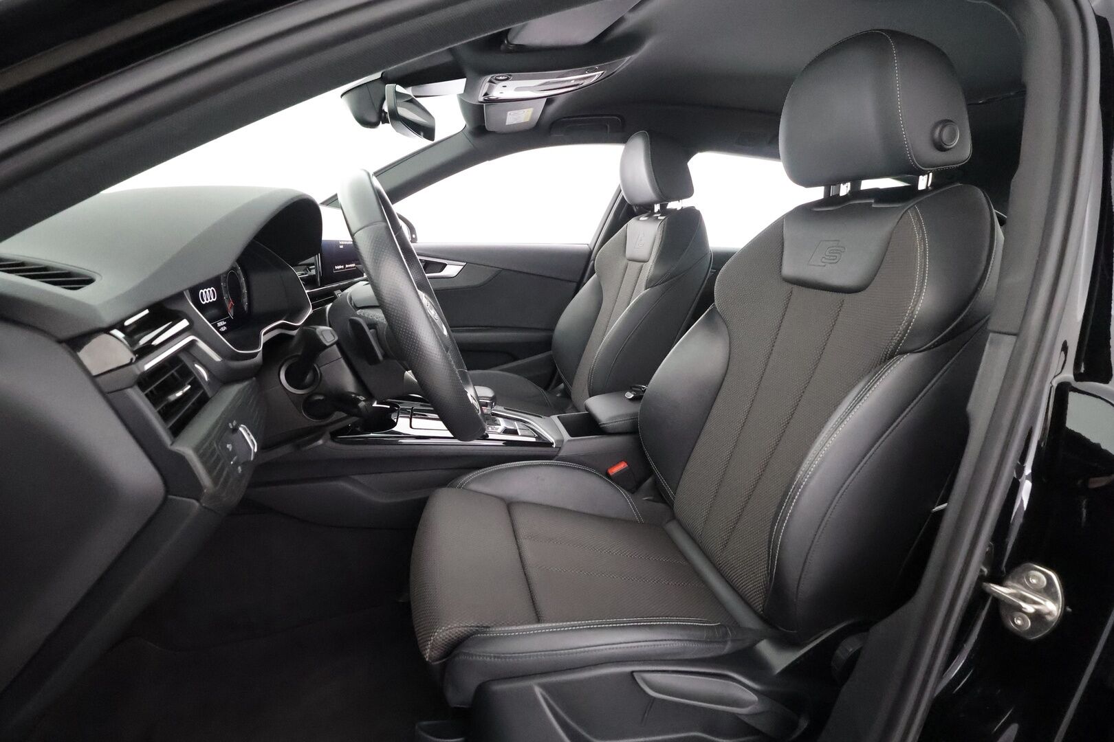 Audi A4 2021 Avant Business 40 TFSI 150 kW MHEV quattro S tronic - | ACC | Koukku | Webasto | S-Line sisäpaketti | Matrix | Puolinahat | Sporttipenkit | Active Lane Assist | P.kamera | Keyless | 2x renkaat aluin |
