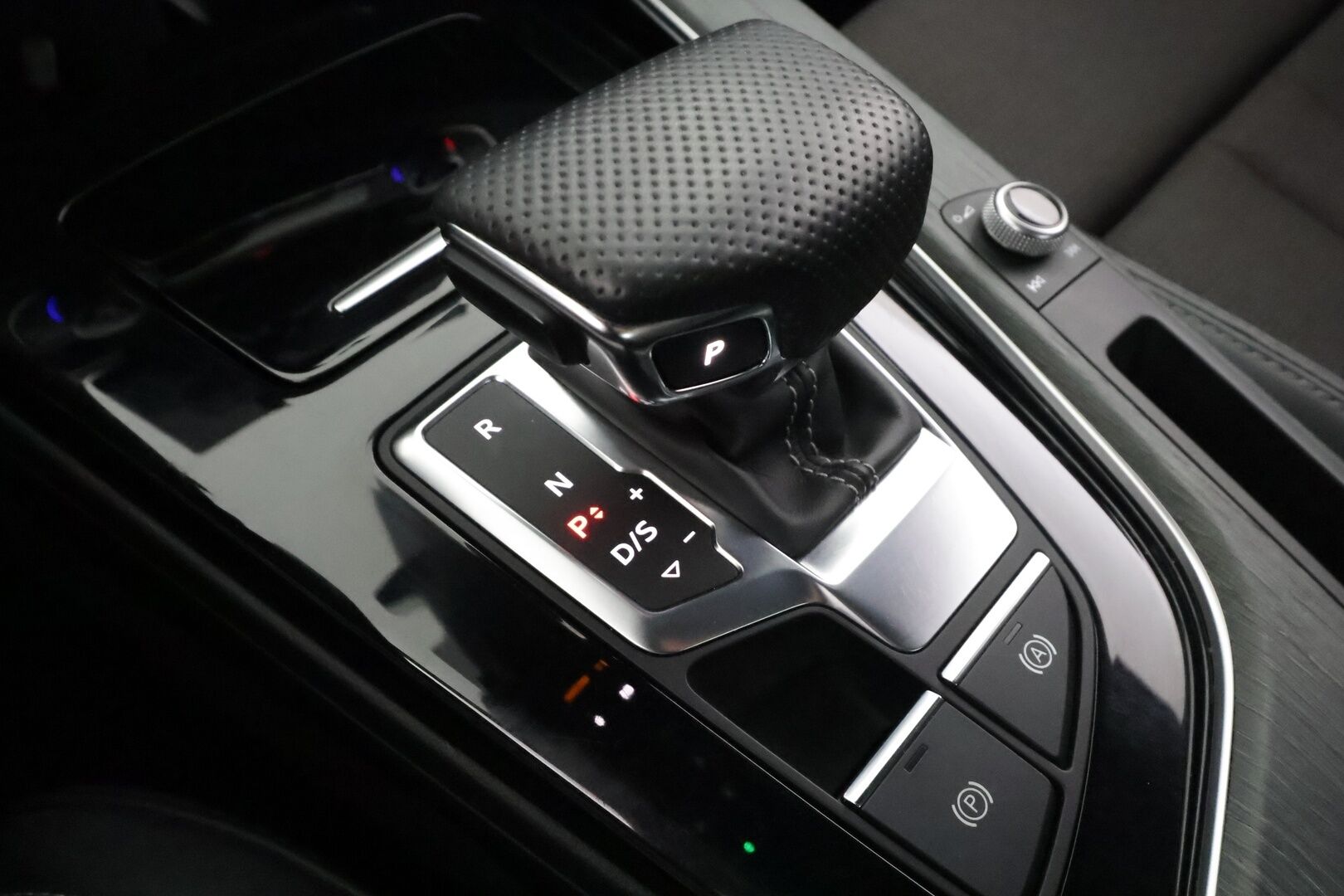 Audi A4 2021 Avant Business 40 TFSI 150 kW MHEV quattro S tronic - | ACC | Koukku | Webasto | S-Line sisäpaketti | Matrix | Puolinahat | Sporttipenkit | Active Lane Assist | P.kamera | Keyless | 2x renkaat aluin |