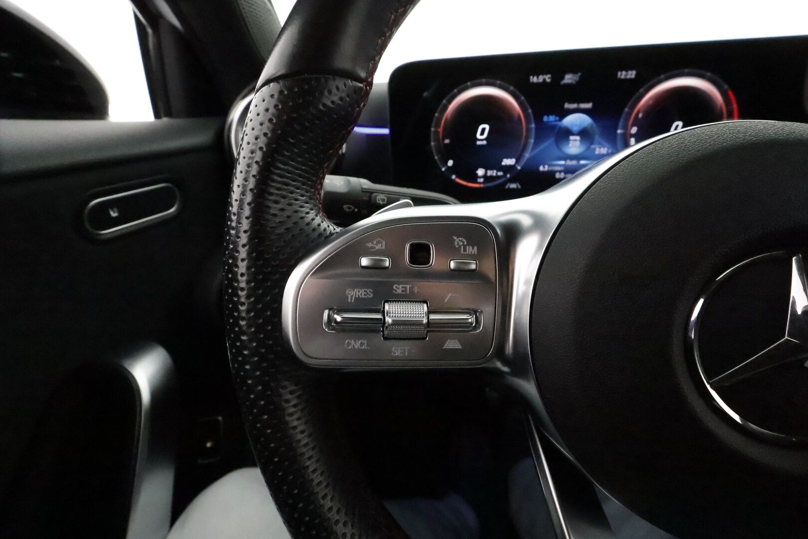 Mercedes-Benz A 2022 250 e A Business AMG Edition EQ Power *Distronic+ / P.kamera / Multibeam / Widescreen / Puolinahat / Navi* - * Akku kuntotarkastettu! Suomi-auto / Kahdet renkaat aluvanteilla *