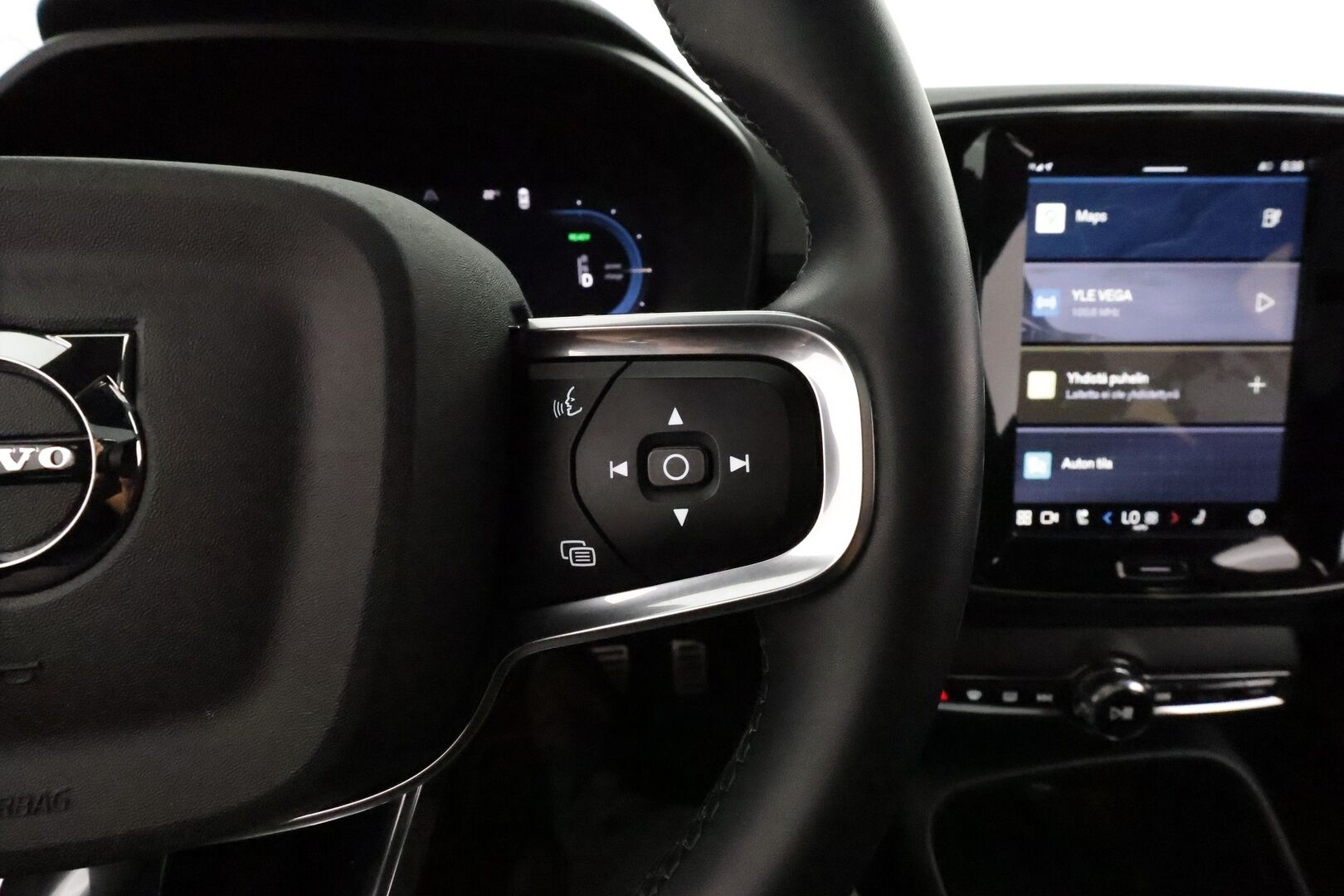 Volvo XC40 2022 Recharge Twin Business Pro aut **Panorama / Lämpöpumppu / H&K / ACC / LED-valot / 360° / Sporttipenkki Muistilla** - 3,99 % KORKOTARJOUS TÄHÄN AUTOON - 1-om Suomi-auto / Akku kuntotarkastettu /  2x Latauskaapelit / Kahdet Renkaat / Merkkihuollettu! / **HYVILLÄ KAMOILLA**