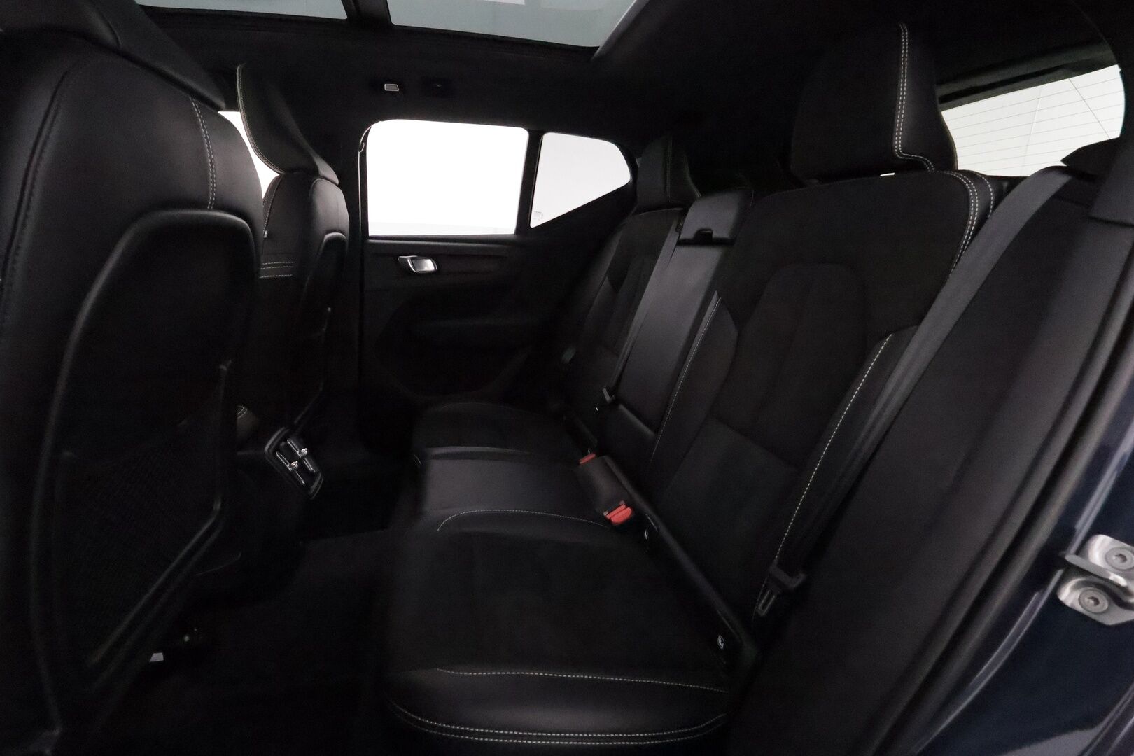 Volvo XC40 2022 Recharge Twin Business Pro aut **Panorama / Lämpöpumppu / H&K / ACC / LED-valot / 360° / Sporttipenkki Muistilla** - 3,99 % KORKOTARJOUS TÄHÄN AUTOON - 1-om Suomi-auto / Akku kuntotarkastettu /  2x Latauskaapelit / Kahdet Renkaat / Merkkihuollettu! / **HYVILLÄ KAMOILLA**