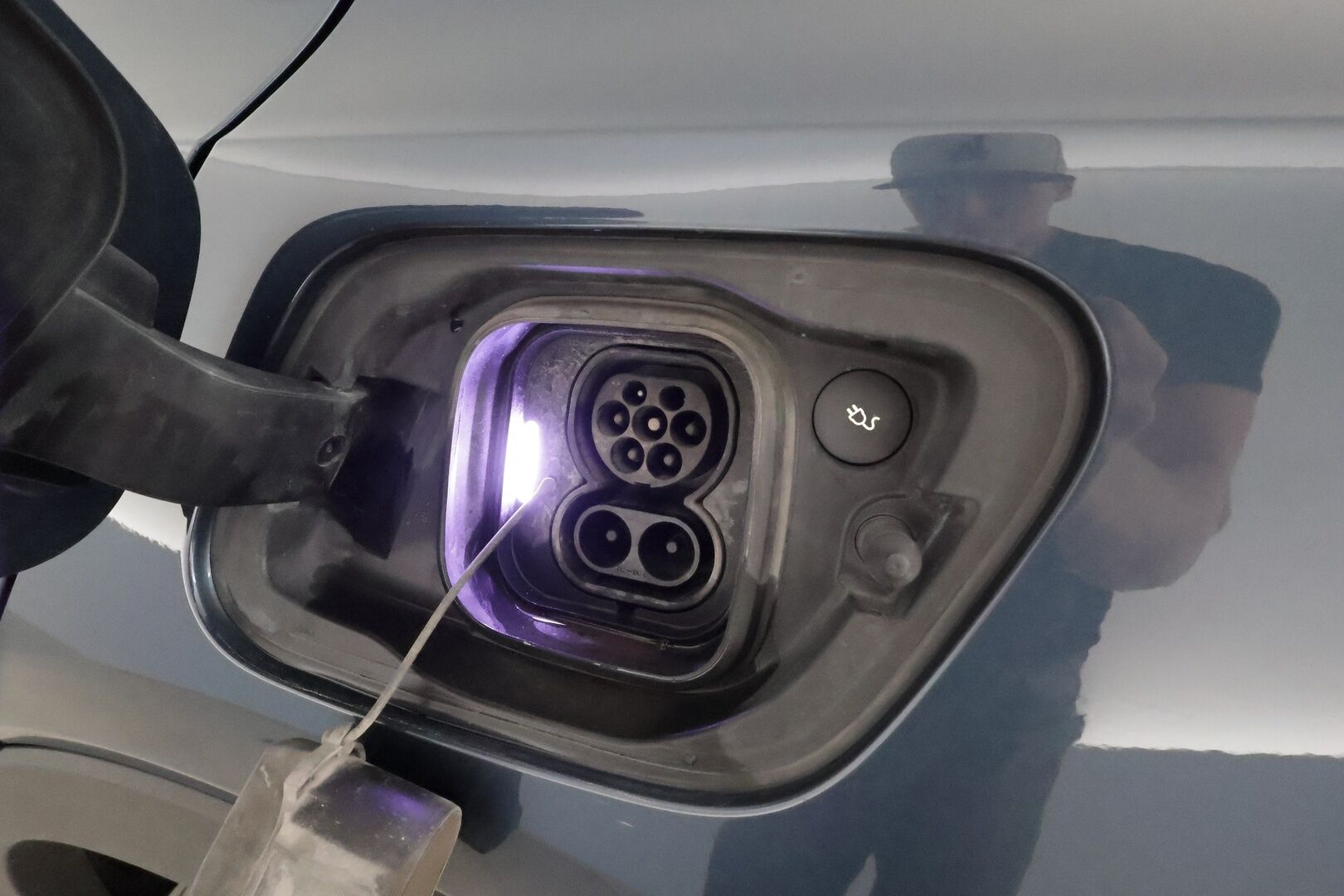 Volvo XC40 2022 Recharge Twin Business Pro aut **Panorama / Lämpöpumppu / H&K / ACC / LED-valot / 360° / Sporttipenkki Muistilla** - 3,99 % KORKOTARJOUS TÄHÄN AUTOON - 1-om Suomi-auto / Akku kuntotarkastettu /  2x Latauskaapelit / Kahdet Renkaat / Merkkihuollettu! / **HYVILLÄ KAMOILLA**