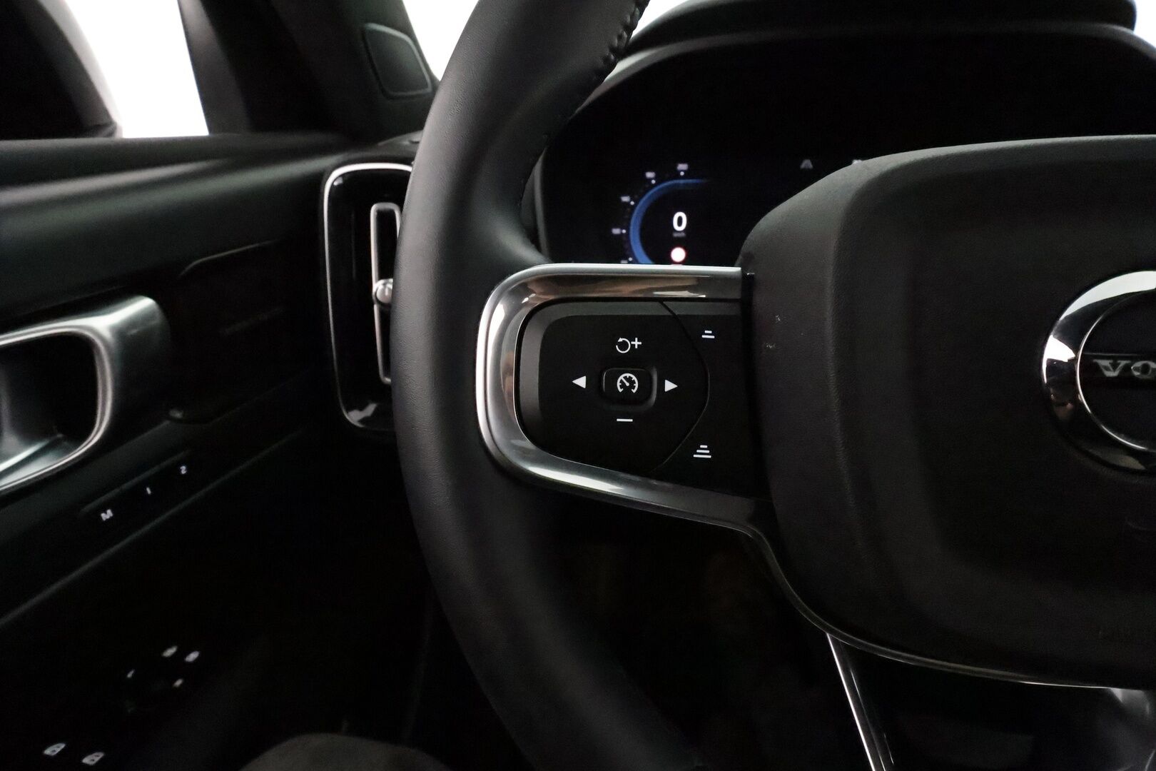 Volvo XC40 2022 Recharge Twin Business Pro aut **Panorama / Lämpöpumppu / H&K / ACC / LED-valot / 360° / Sporttipenkki Muistilla** - 3,99 % KORKOTARJOUS TÄHÄN AUTOON - 1-om Suomi-auto / Akku kuntotarkastettu /  2x Latauskaapelit / Kahdet Renkaat / Merkkihuollettu! / **HYVILLÄ KAMOILLA**