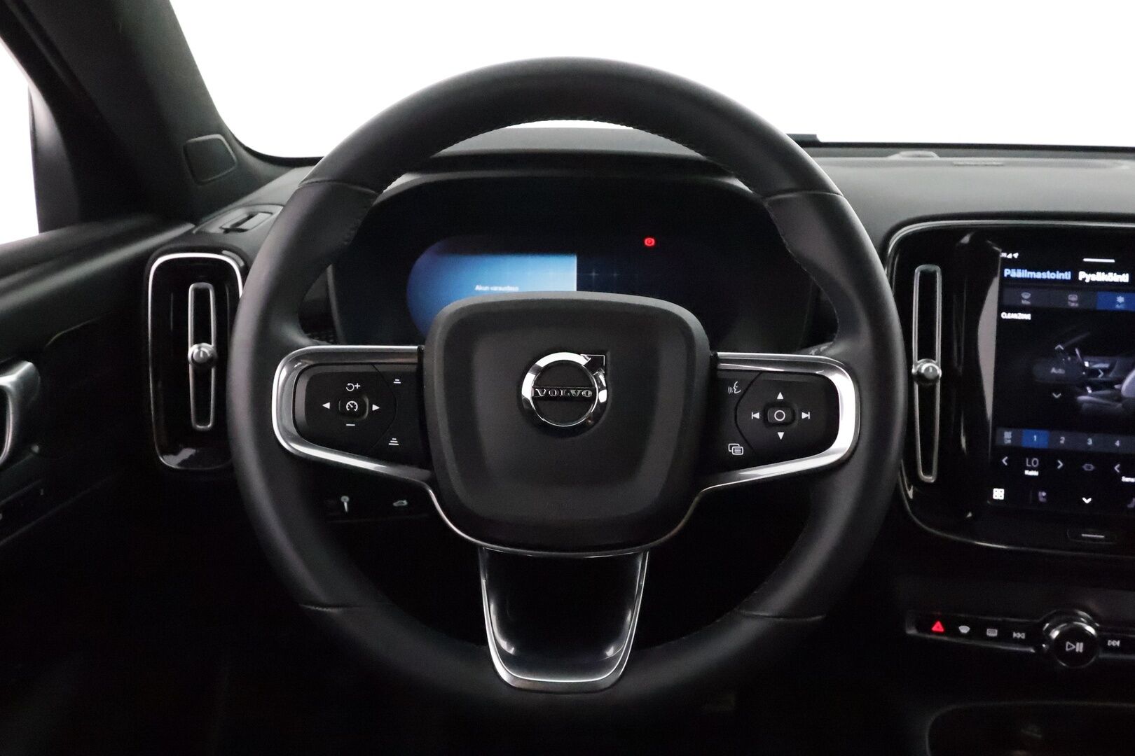 Volvo XC40 2022 Recharge Twin Business Pro aut **Panorama / Lämpöpumppu / H&K / ACC / LED-valot / 360° / Sporttipenkki Muistilla** - 3,99 % KORKOTARJOUS TÄHÄN AUTOON 28.9. ASTI! - 1-om Suomi-auto / Akku kuntotarkastettu  / Kahdet Renkaat / Merkkihuollettu! / **HYVILLÄ KAMOILLA**