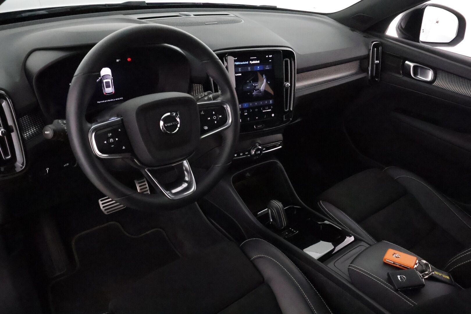 Volvo XC40 2022 Recharge Twin Business Pro aut **Panorama / Lämpöpumppu / H&K / ACC / LED-valot / 360° / Sporttipenkki Muistilla** - 3,99 % KORKOTARJOUS TÄHÄN AUTOON - 1-om Suomi-auto / Akku kuntotarkastettu /  2x Latauskaapelit / Kahdet Renkaat / Merkkihuollettu! / **HYVILLÄ KAMOILLA**