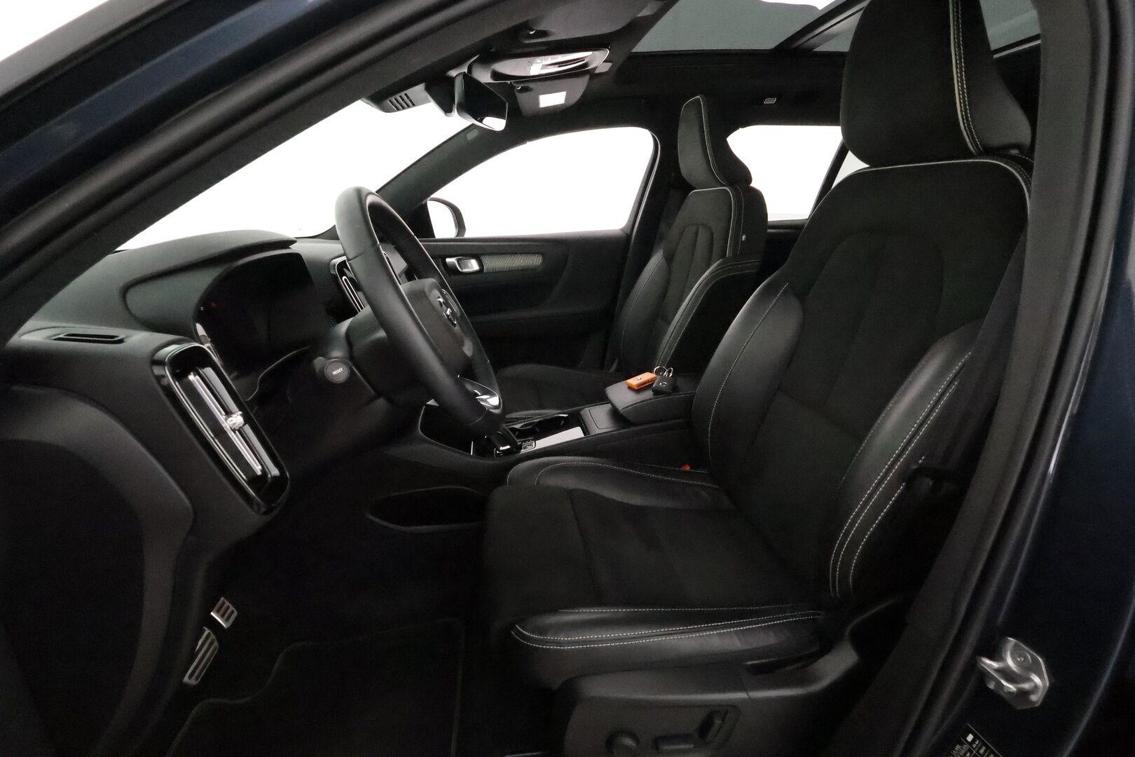 Volvo XC40 2022 Recharge Twin Business Pro aut **Panorama / Lämpöpumppu / H&K / ACC / LED-valot / 360° / Sporttipenkki Muistilla** - 3,99 % KORKOTARJOUS TÄHÄN AUTOON - 1-om Suomi-auto / Akku kuntotarkastettu /  2x Latauskaapelit / Kahdet Renkaat / Merkkihuollettu! / **HYVILLÄ KAMOILLA**