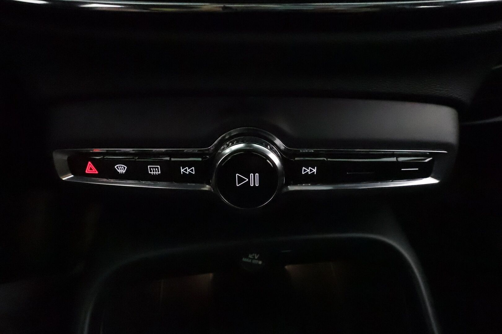 Volvo XC40 2022 Recharge Twin Business Pro aut **Panorama / Lämpöpumppu / H&K / ACC / LED-valot / 360° / Sporttipenkki Muistilla** - 3,99 % KORKOTARJOUS TÄHÄN AUTOON - 1-om Suomi-auto / Akku kuntotarkastettu /  2x Latauskaapelit / Kahdet Renkaat / Merkkihuollettu! / **HYVILLÄ KAMOILLA**