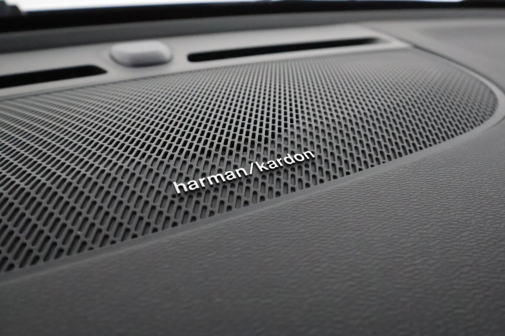 Volvo XC40 2022 Recharge Twin Business Pro aut **Panorama / Lämpöpumppu / H&K / ACC / LED-valot / 360° / Sporttipenkki Muistilla** - 3,99 % KORKOTARJOUS TÄHÄN AUTOON - 1-om Suomi-auto / Akku kuntotarkastettu /  2x Latauskaapelit / Kahdet Renkaat / Merkkihuollettu! / **HYVILLÄ KAMOILLA**