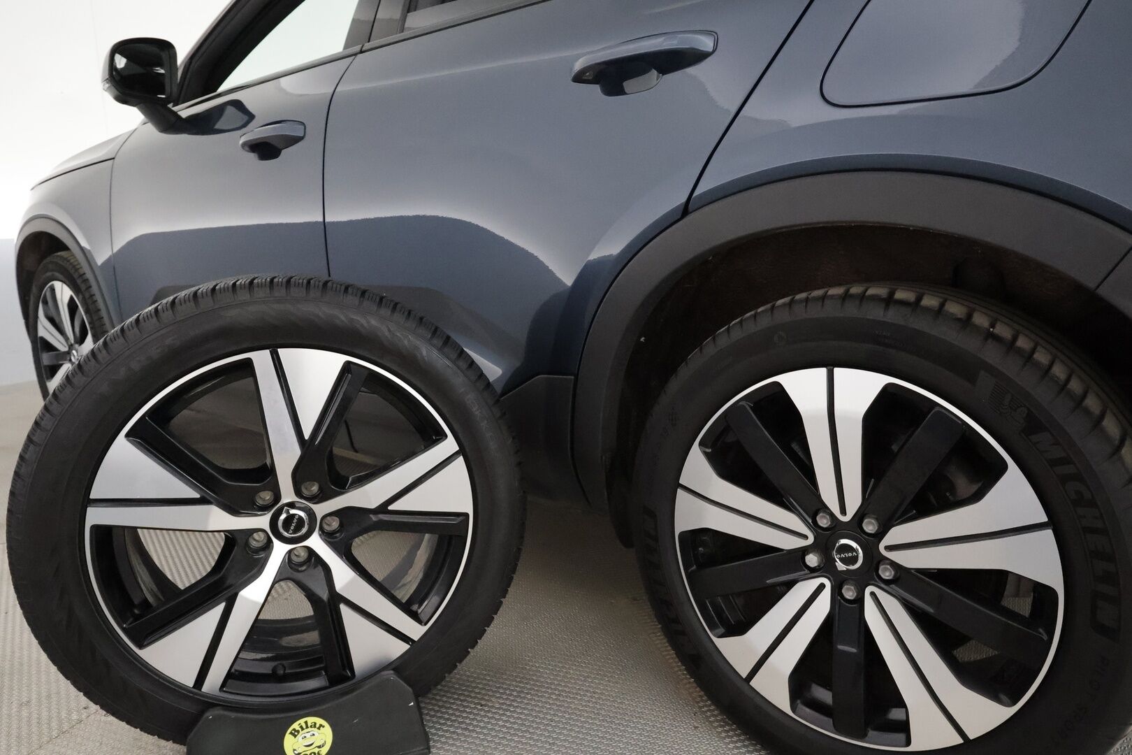 Volvo XC40 2022 Recharge Twin Business Pro aut **Panorama / Lämpöpumppu / H&K / ACC / LED-valot / 360° / Sporttipenkki Muistilla** - 3,99 % KORKOTARJOUS TÄHÄN AUTOON - 1-om Suomi-auto / Akku kuntotarkastettu /  2x Latauskaapelit / Kahdet Renkaat / Merkkihuollettu! / **HYVILLÄ KAMOILLA**