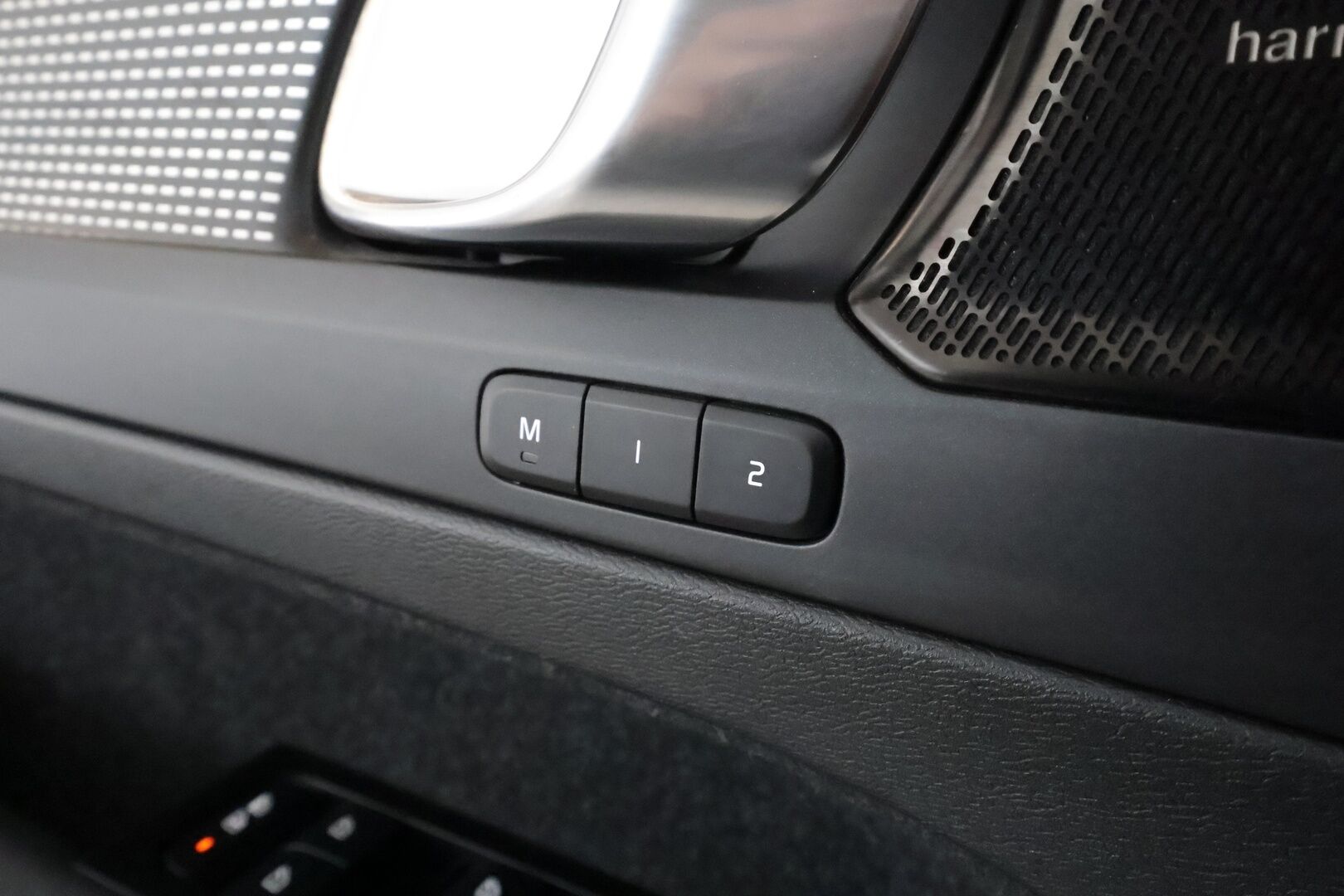 Volvo XC40 2022 Recharge Twin Business Pro aut **Panorama / Lämpöpumppu / H&K / ACC / LED-valot / 360° / Sporttipenkki Muistilla** - 3,99 % KORKOTARJOUS TÄHÄN AUTOON - 1-om Suomi-auto / Akku kuntotarkastettu /  2x Latauskaapelit / Kahdet Renkaat / Merkkihuollettu! / **HYVILLÄ KAMOILLA**