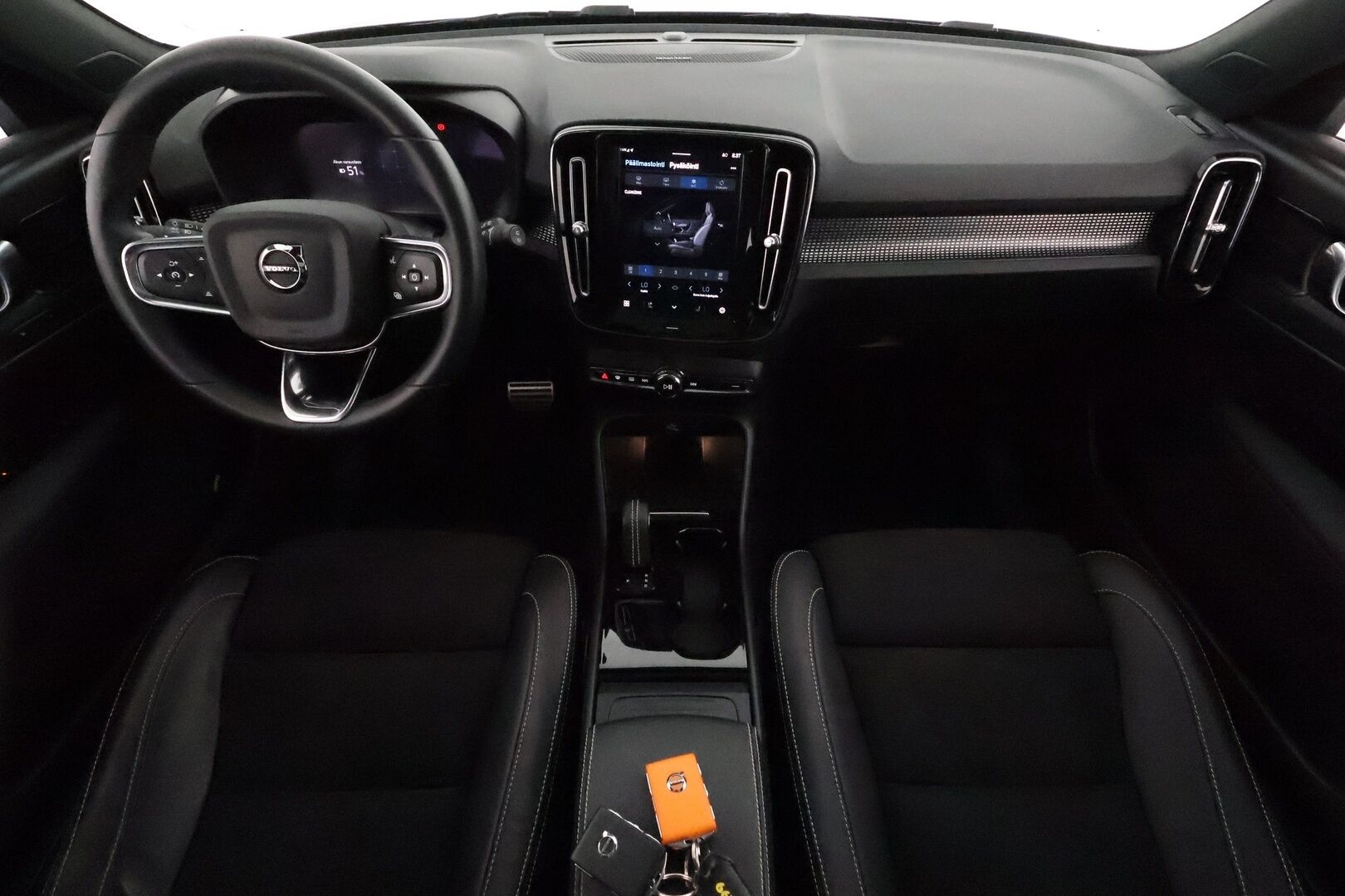 Volvo XC40 2022 Recharge Twin Business Pro aut **Panorama / Lämpöpumppu / H&K / ACC / LED-valot / 360° / Sporttipenkki Muistilla** - 3,99 % KORKOTARJOUS TÄHÄN AUTOON - 1-om Suomi-auto / Akku kuntotarkastettu /  2x Latauskaapelit / Kahdet Renkaat / Merkkihuollettu! / **HYVILLÄ KAMOILLA**