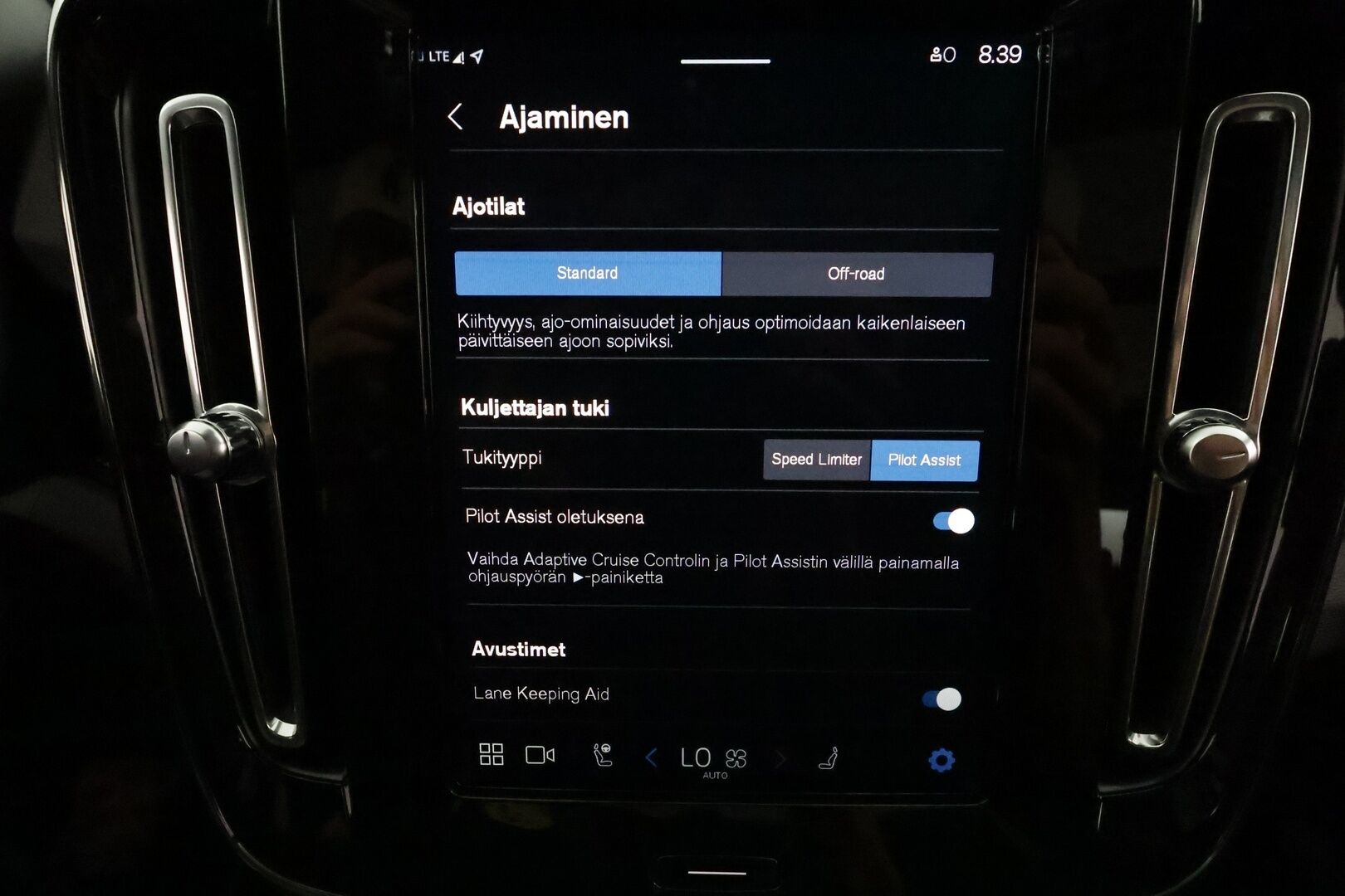 Volvo XC40 2022 Recharge Twin Business Pro aut **Panorama / Lämpöpumppu / H&K / ACC / LED-valot / 360° / Sporttipenkki Muistilla** - 3,99 % KORKOTARJOUS TÄHÄN AUTOON - 1-om Suomi-auto / Akku kuntotarkastettu /  2x Latauskaapelit / Kahdet Renkaat / Merkkihuollettu! / **HYVILLÄ KAMOILLA**