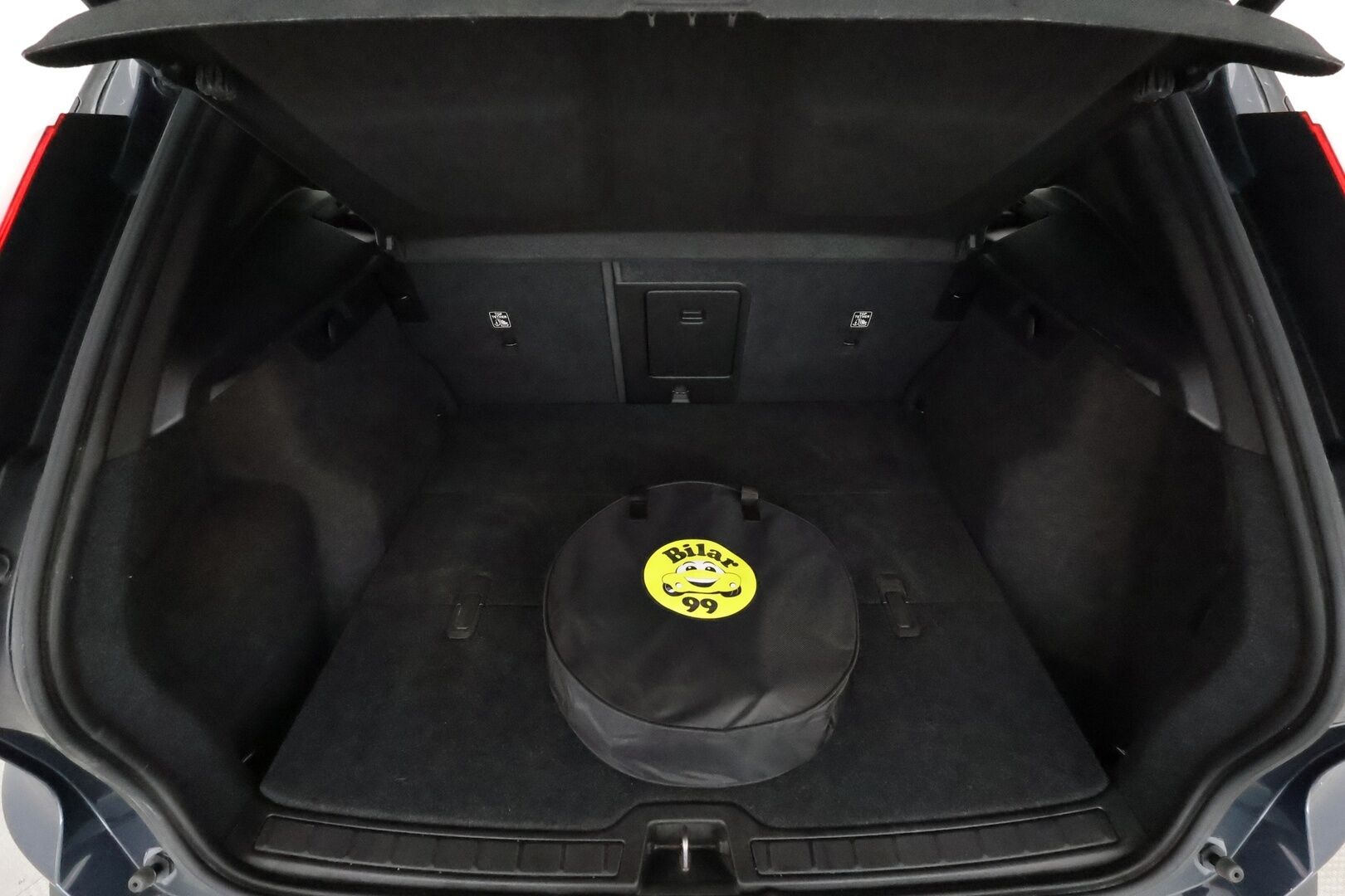 Volvo XC40 2022 Recharge Twin Business Pro aut **Panorama / Lämpöpumppu / H&K / ACC / LED-valot / 360° / Sporttipenkki Muistilla** - 3,99 % KORKOTARJOUS TÄHÄN AUTOON - 1-om Suomi-auto / Akku kuntotarkastettu /  2x Latauskaapelit / Kahdet Renkaat / Merkkihuollettu! / **HYVILLÄ KAMOILLA**