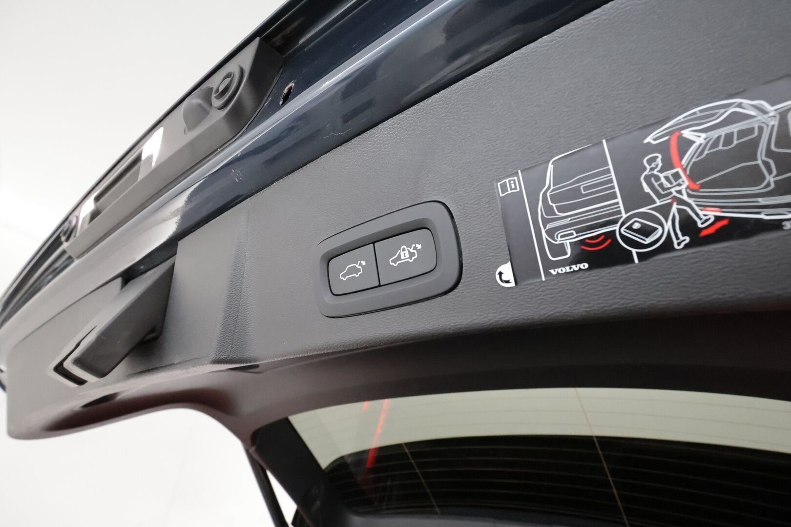 Volvo XC40 2022 Recharge Twin Business Pro aut **Panorama / Lämpöpumppu / H&K / ACC / LED-valot / 360° / Sporttipenkki Muistilla** - 3,99 % KORKOTARJOUS TÄHÄN AUTOON - 1-om Suomi-auto / Akku kuntotarkastettu /  2x Latauskaapelit / Kahdet Renkaat / Merkkihuollettu! / **HYVILLÄ KAMOILLA**
