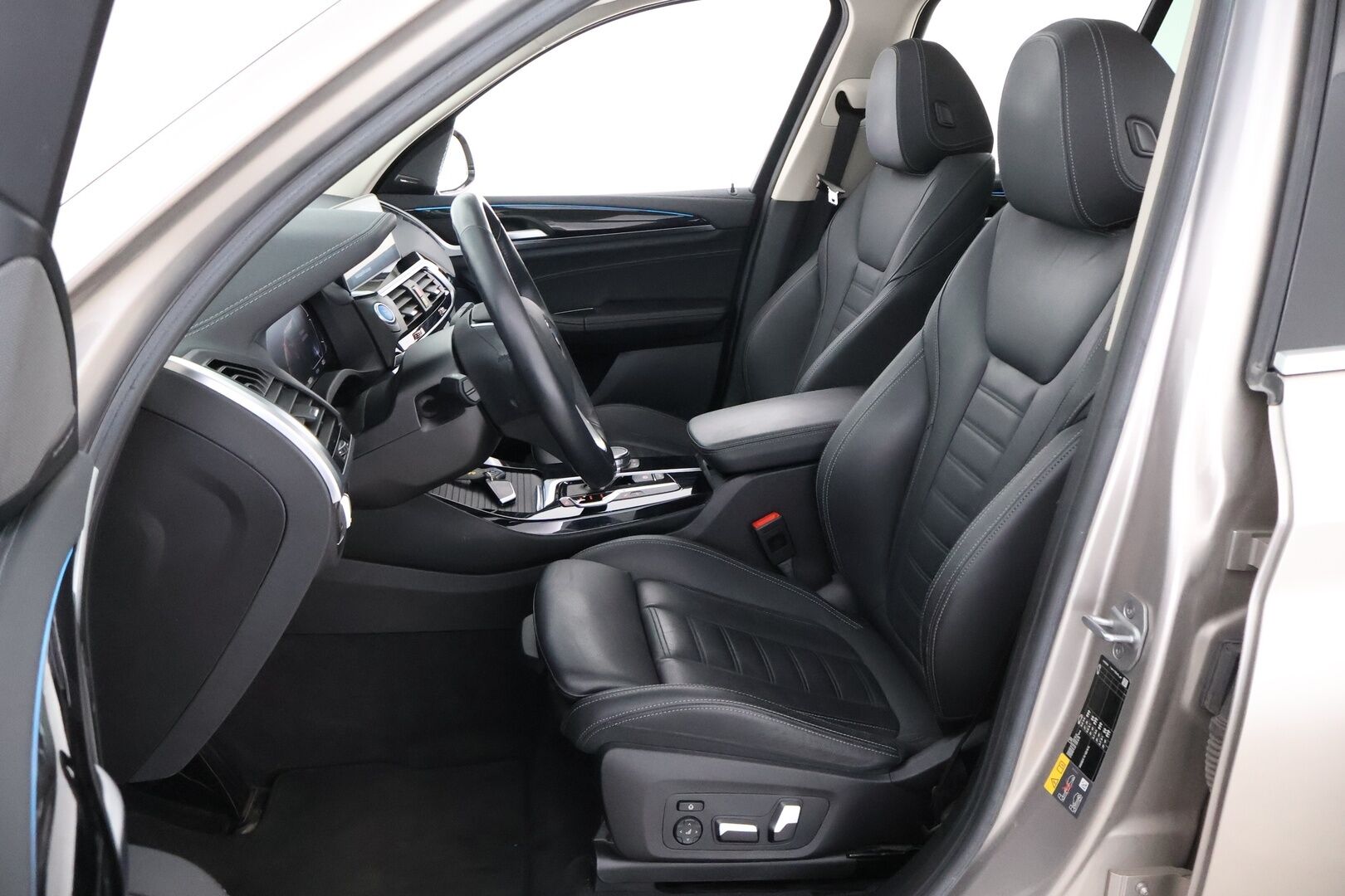 BMW iX3 2021 G08 Charged Plus Impressive - 3,99 % KORKOTARJOUS TÄHÄN AUTOON - Adapt.Vakkari / Harman&Kardon / Vetokoukku / HUD / Nahkasisusta / Gesture Control / Panoraama / Driving Assistant Prof. / Supervarusteltu!