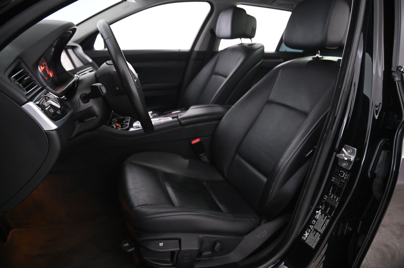 BMW 535 2012 TwinPower Turbo A xDrive F11 Touring - N55 | M-Sport Look | 2x renkaat&näyttävät alumiinivanteet | Nahat | Vetokoukku | Vakkari | Lohko | Navi | KW-Alustasarja