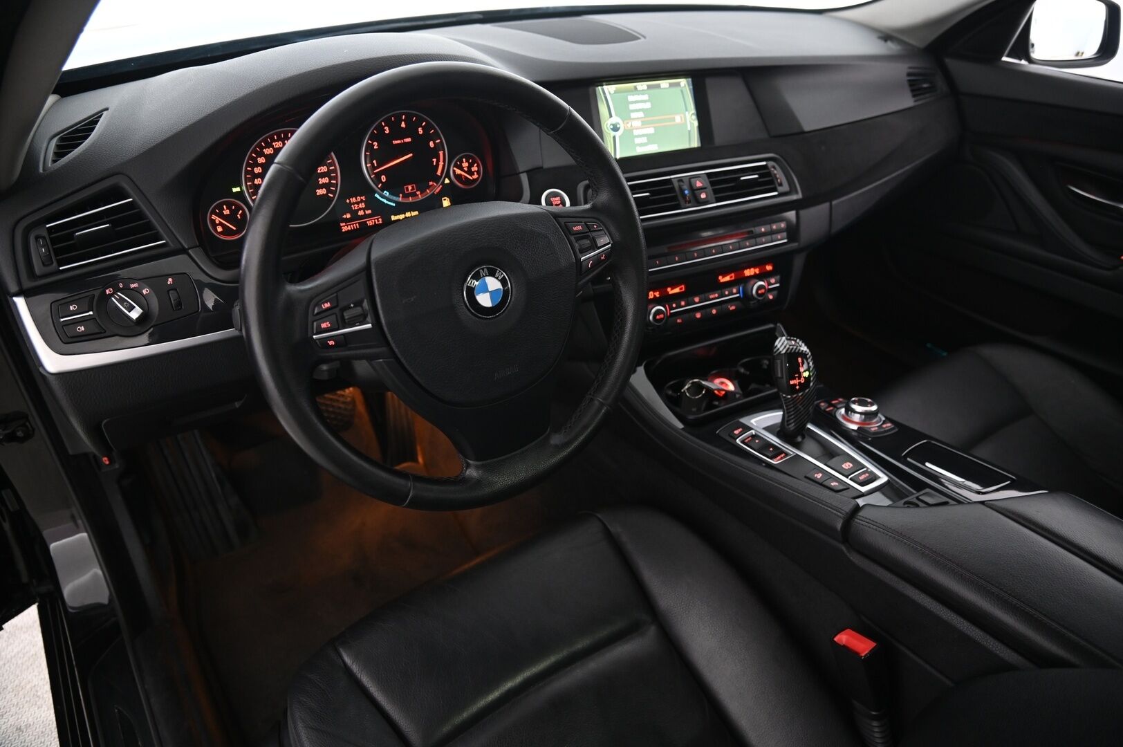 BMW 535 2012 TwinPower Turbo A xDrive F11 Touring - N55 | M-Sport Look | 2x renkaat&näyttävät alumiinivanteet | Nahat | Vetokoukku | Vakkari | Lohko | Navi | KW-Alustasarja