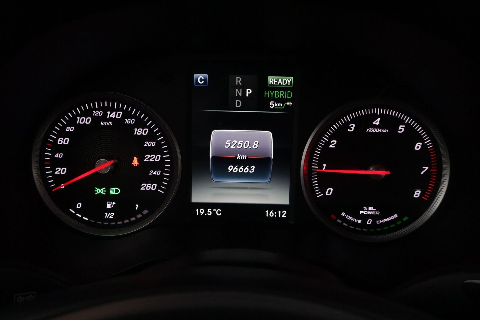 Mercedes-Benz GLC 2017 350 e 4Matic A Premium Business ** Lisälämmitin / Osasähkö penkit / Navi - ** Hyvin huollettu / Vähän ajettu / Kahdet renkaat **