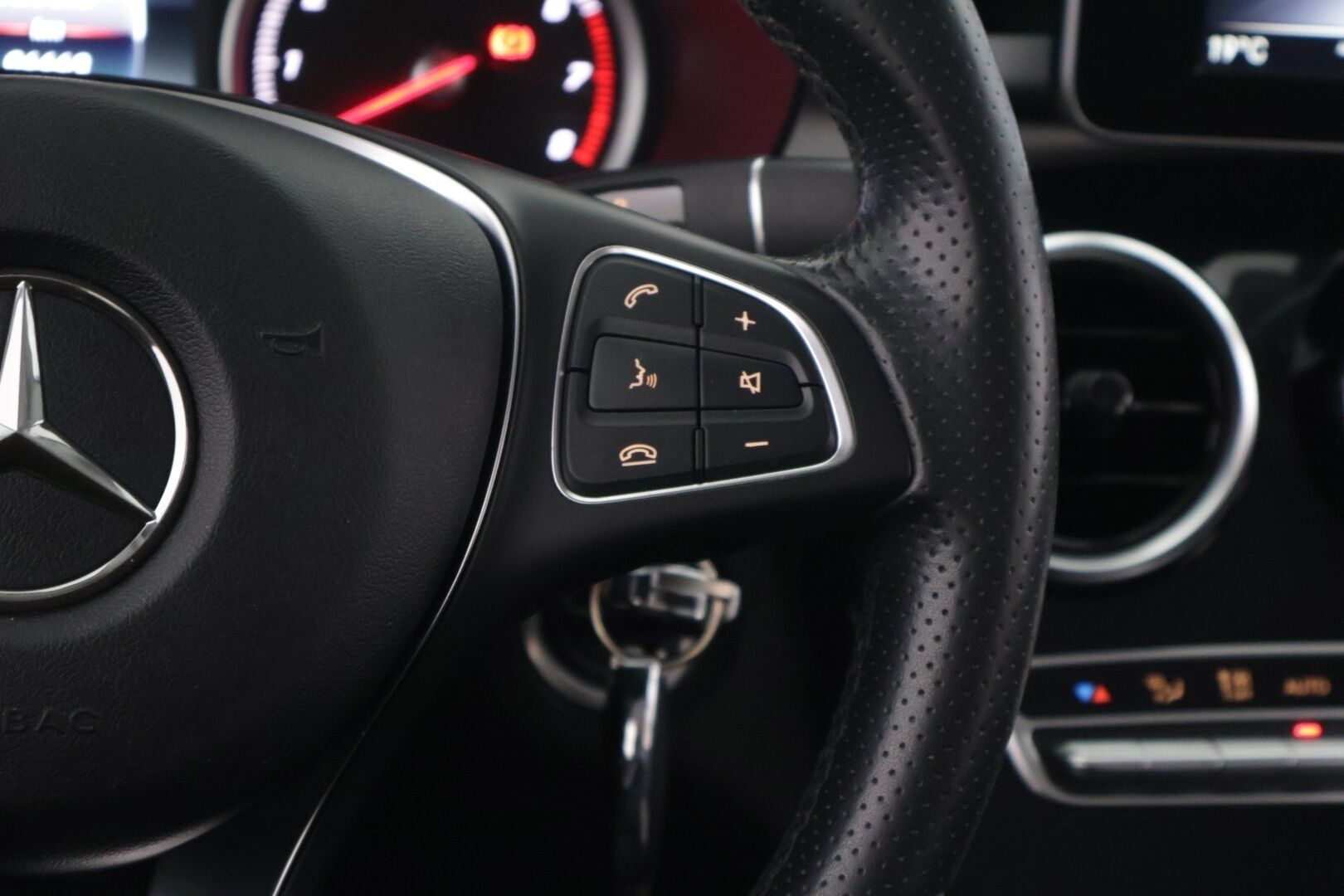 Mercedes-Benz GLC 2017 350 e 4Matic A Premium Business ** Lisälämmitin / Osasähkö penkit / Navi - ** Hyvin huollettu / Vähän ajettu / Kahdet renkaat ** - Osta nyt, maksa vasta ensi vuonna